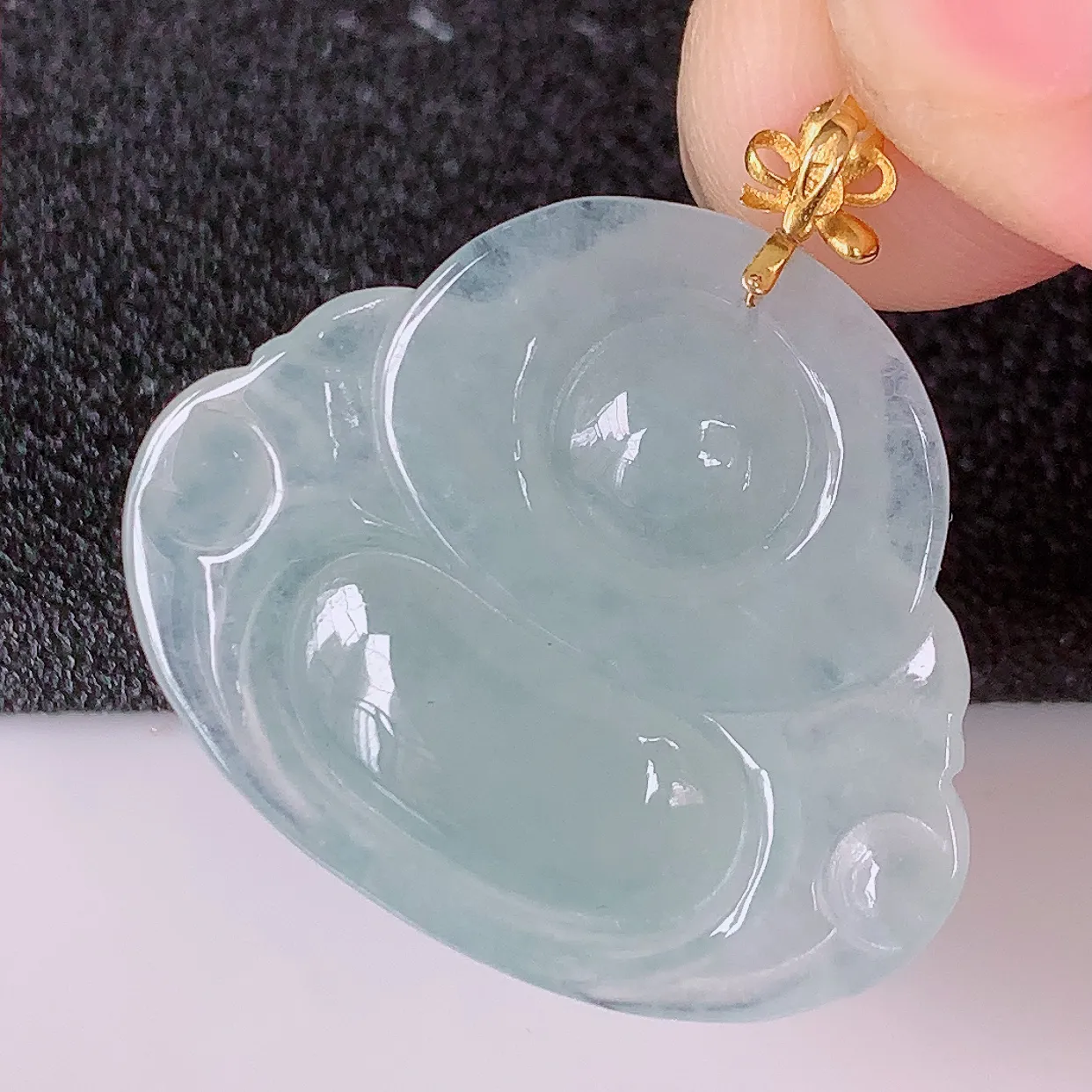 自然光实拍，18K金镶嵌冰种翡翠佛公吊坠，冰透饱满， 佛公亦保平安，寓意有福（佛公）相伴，品相佳，配戴优雅迷人！#49.24整体29.5裸石29.5*24.5*6