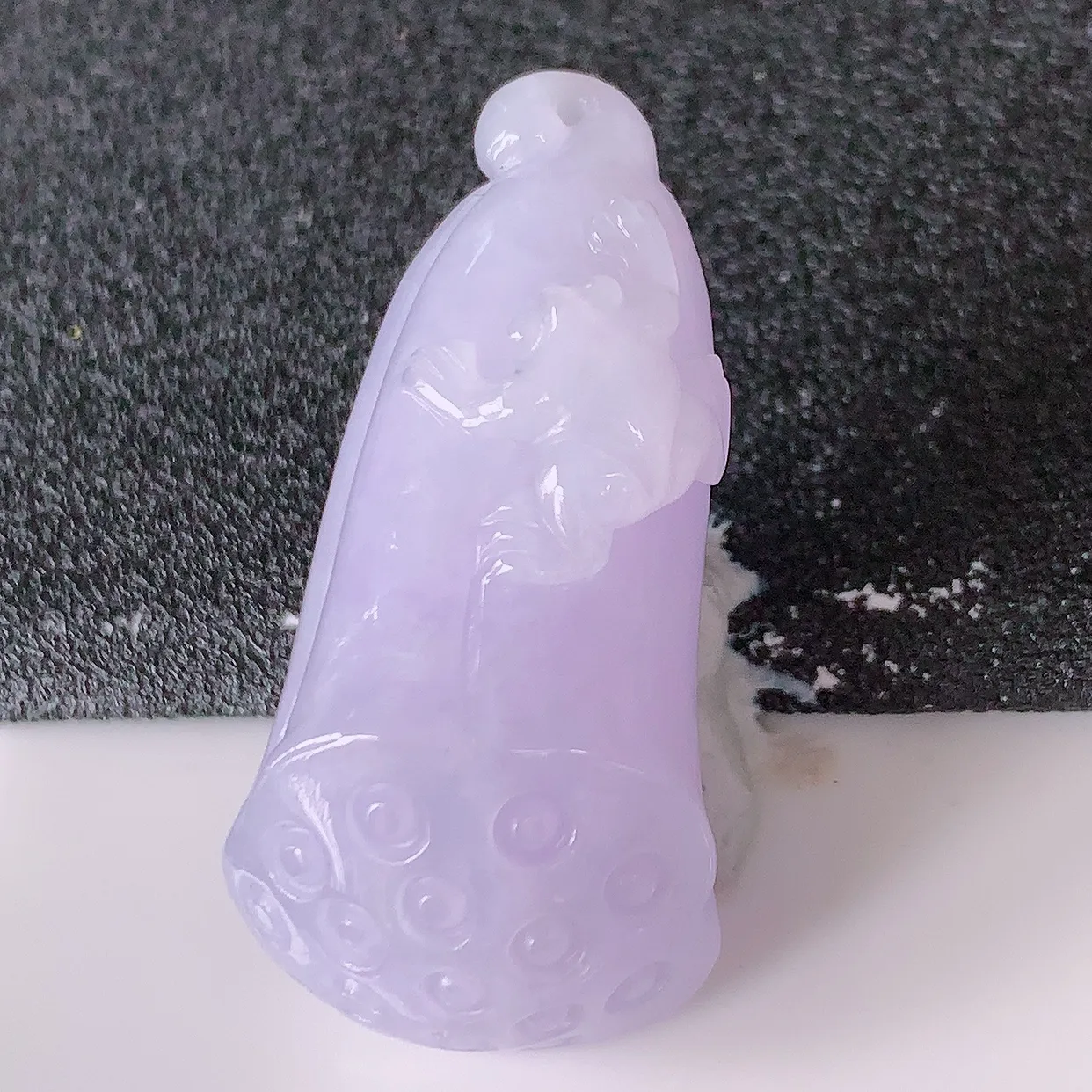 自然光实拍，冰润紫罗兰翡翠招财莲蓬吊坠，水润精细，寓意路路都通，有着促进事业有运！#05.24