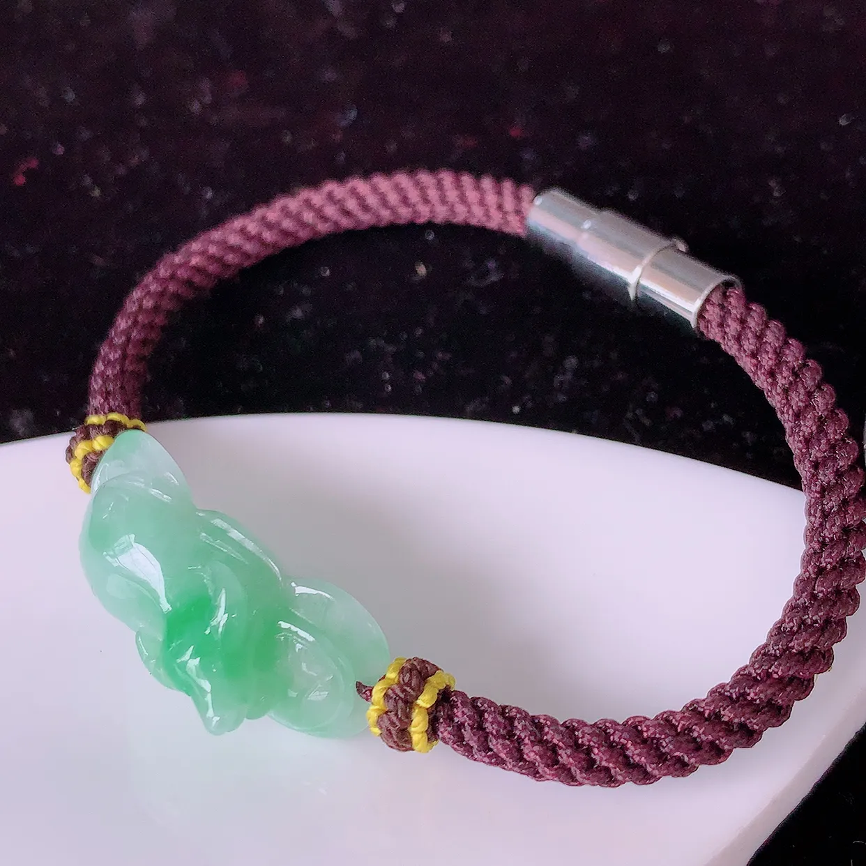 自然光实拍，冰润飘绿翡翠牛气冲天手串手链，种老水足，冰清玉润  颜色漂亮  #81.24取一尺寸26.5*11.5*8.5