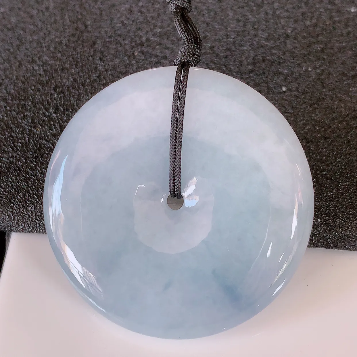 自然光实拍，水润紫罗兰翡翠平安扣吊坠，品相佳，美感十足，寓意平平安安，平安扣佩戴精美时尚！#41.26