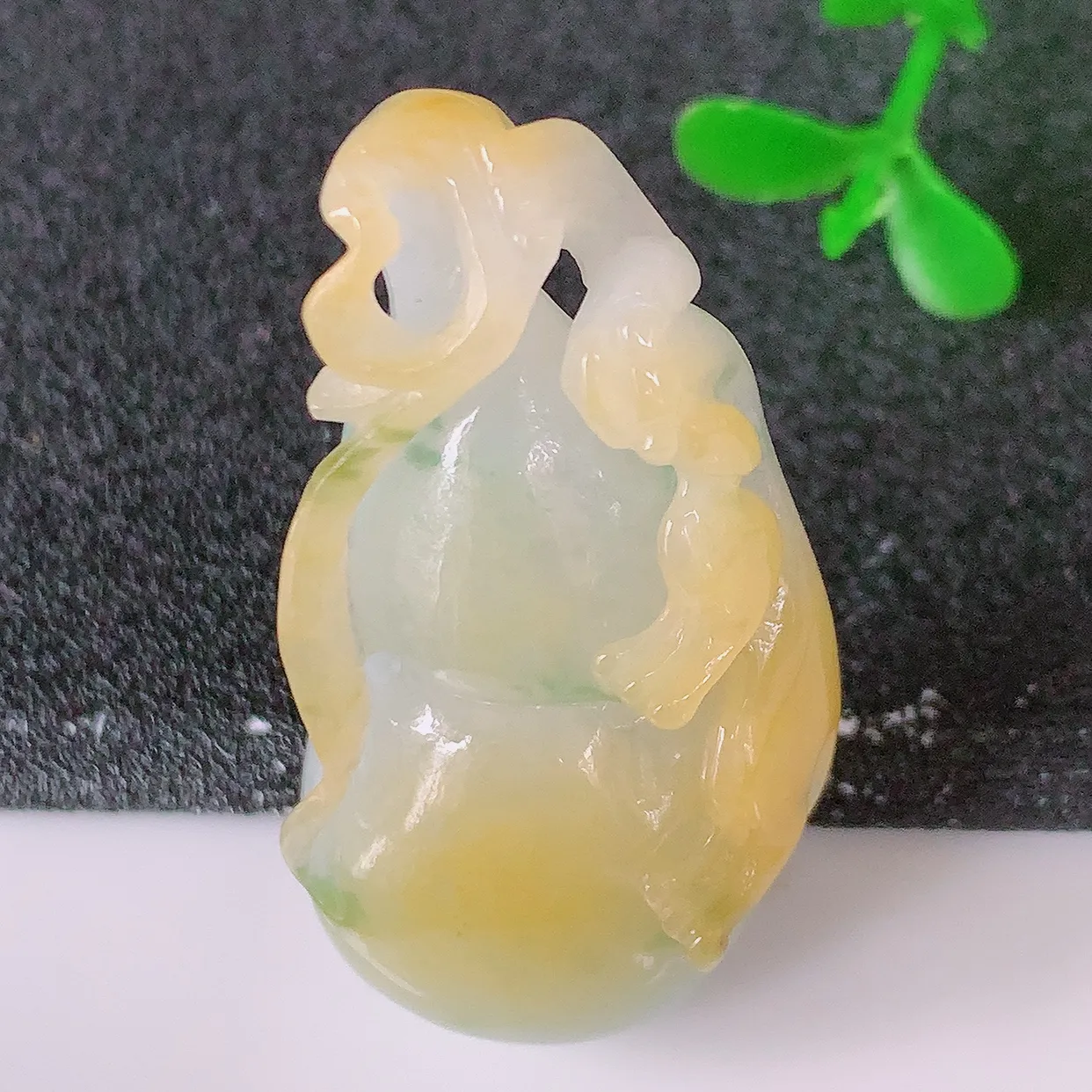 自然光实拍，冰润黄加绿翡翠葫芦吊坠，葫芦寓意福禄双全，财源滚滚，饱满，清新脱俗，佩戴效果优雅迷人！#60.24