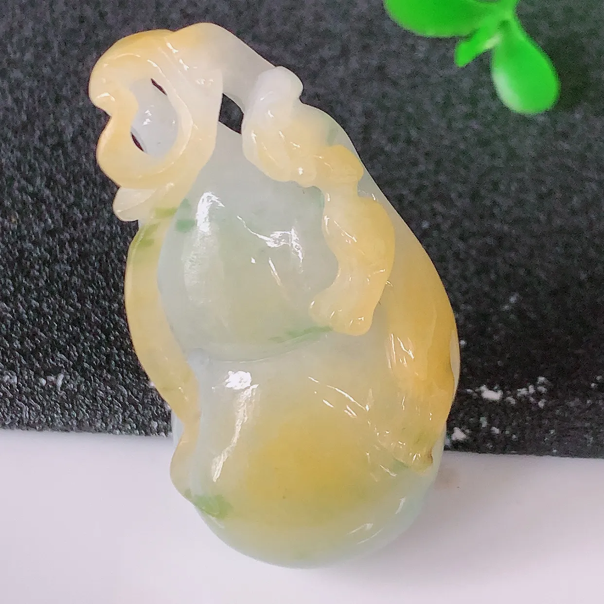 自然光实拍，冰润黄加绿翡翠葫芦吊坠，葫芦寓意福禄双全，财源滚滚，饱满，清新脱俗，佩戴效果优雅迷人！#