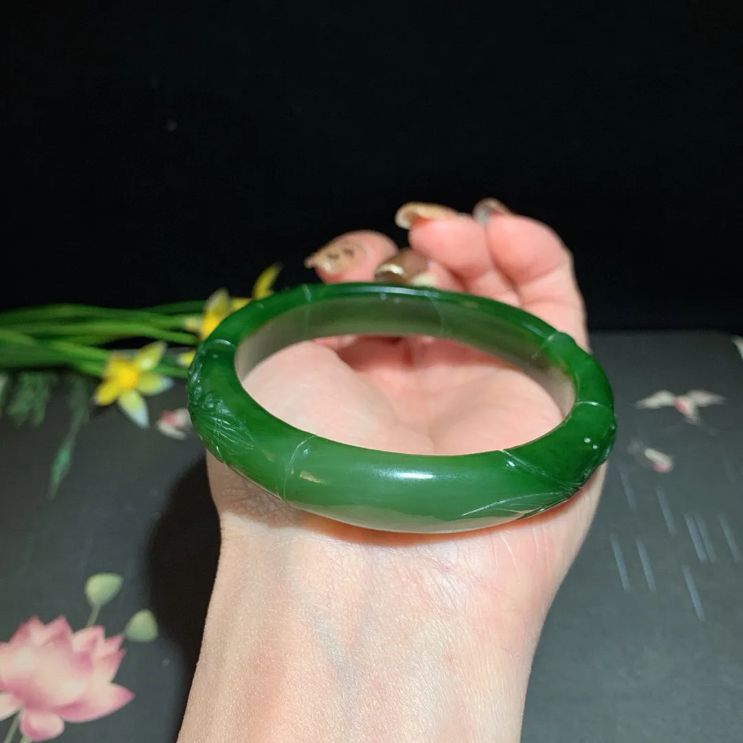 和田玉59圈口菠菜绿雕花碧玉手镯！玉质细腻油润 底色纯净 无裂无棉 脂粉好，品质高