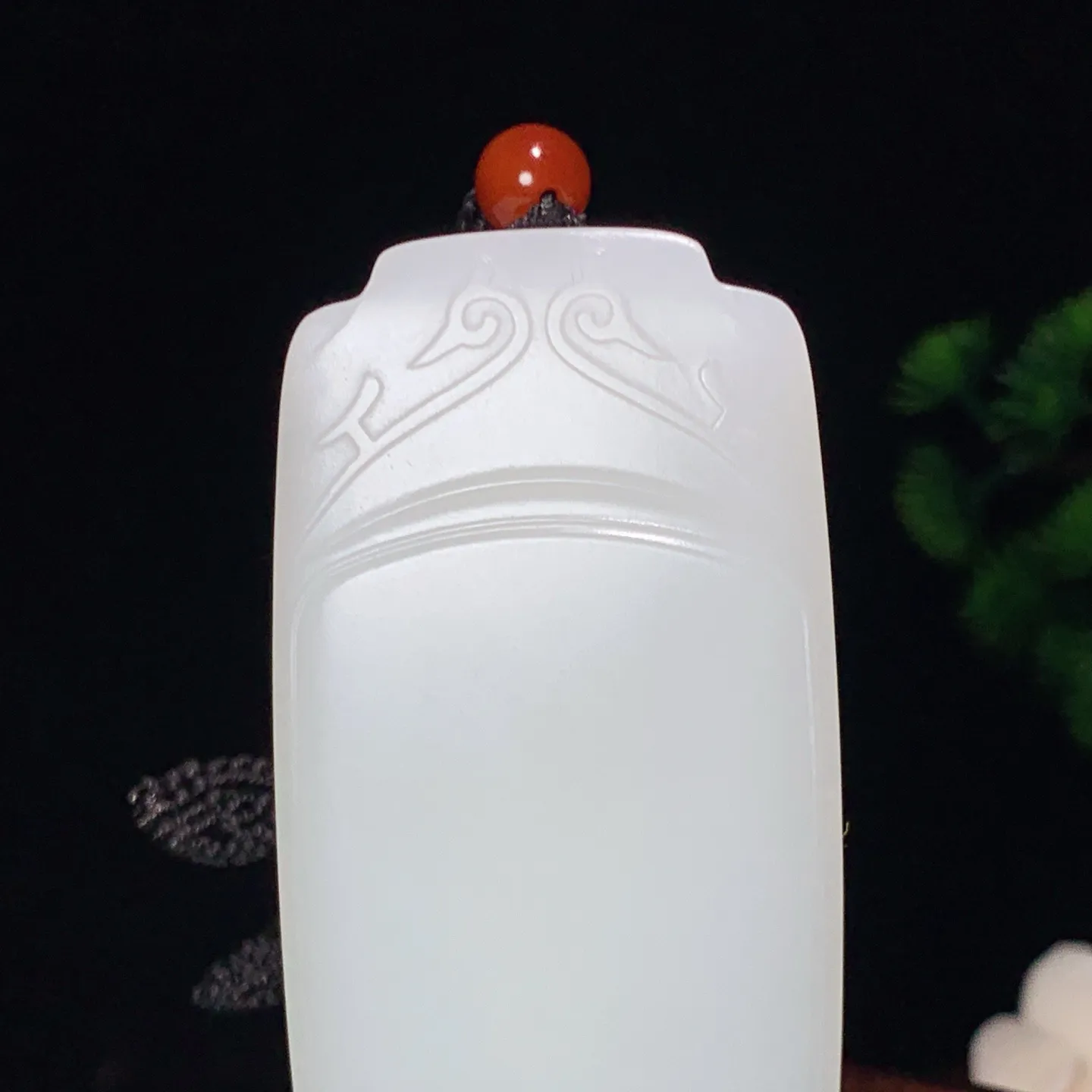 新疆和田玉白皮料籽料羊脂白玉平安无事牌子挂件。尺寸72/39/13重91克 玉质细腻油润。过灯无裂无杂无结构 手推出油。佩戴高端典雅。lt251225