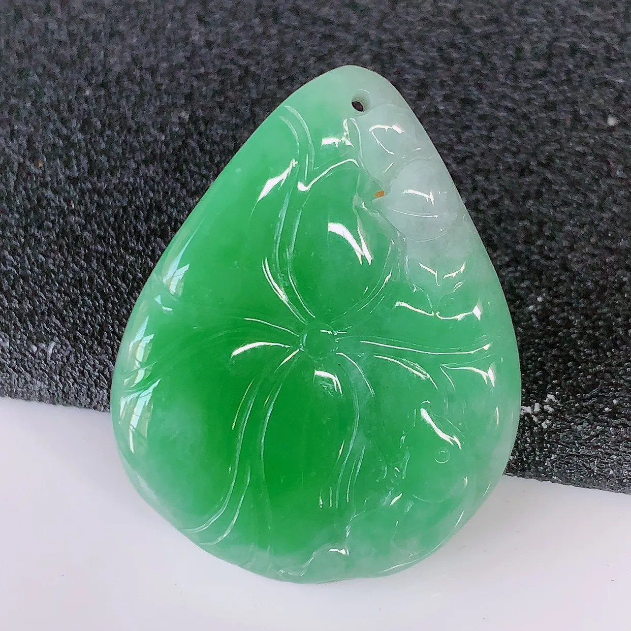 自然光实拍，水润飘绿翡翠荷叶鱼、和和美美玉坠，财源广进，自然隐逸、荷本是素不着尘之物，有和美之寓意。#57.26