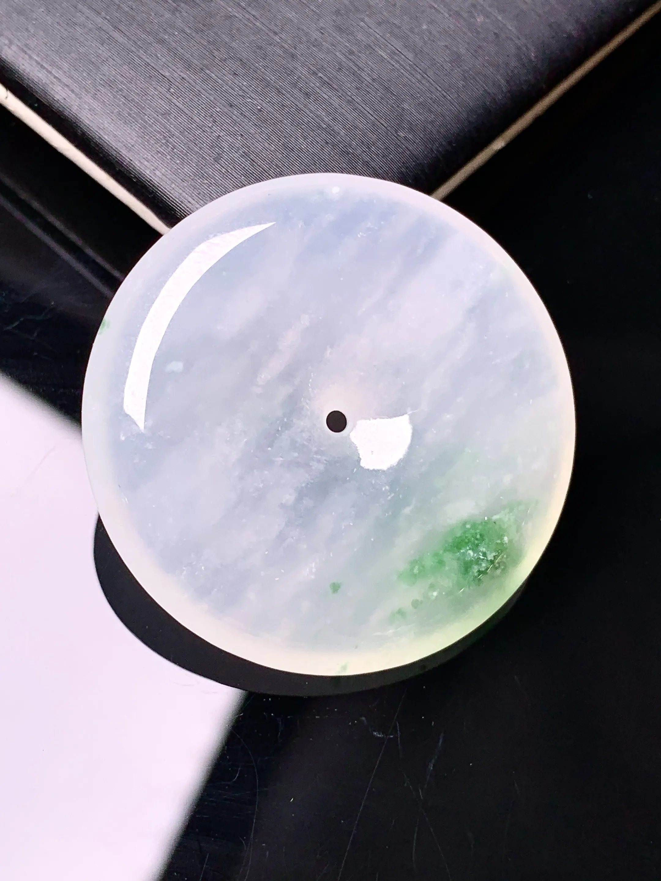 冰种飘绿平安扣吊坠 玉质细腻 色泽清新艳丽 整体尺寸31.2*5.8