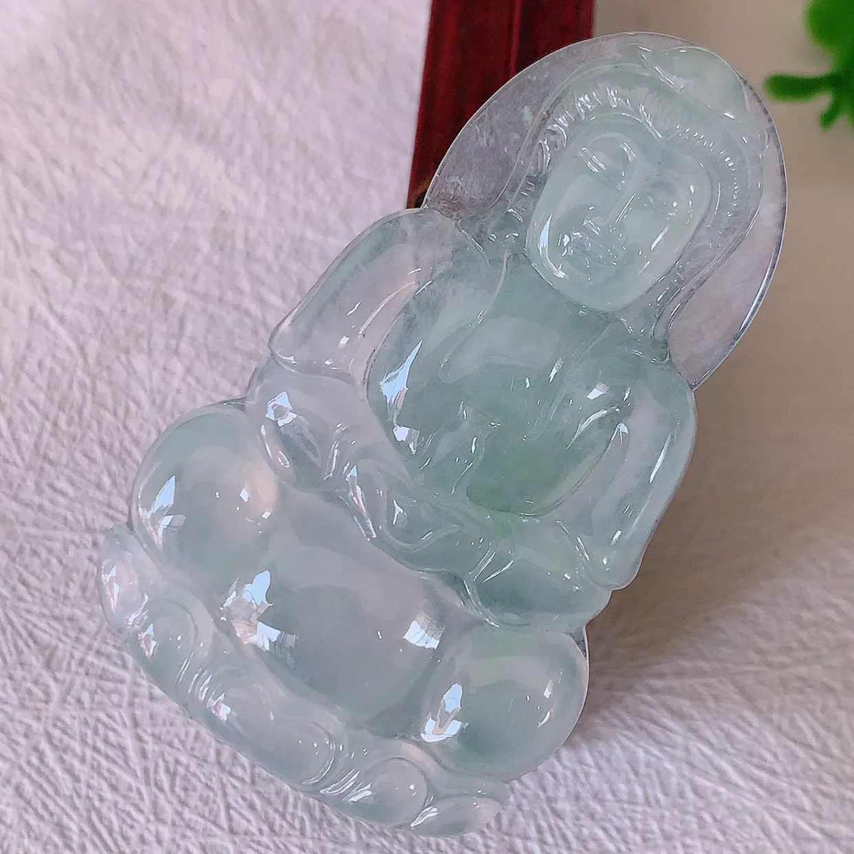 自然光实拍，冰种翡翠观音菩萨吊坠，净瓶观音，冰透亮泽，美观亮丽，观音面相端庄#60.26