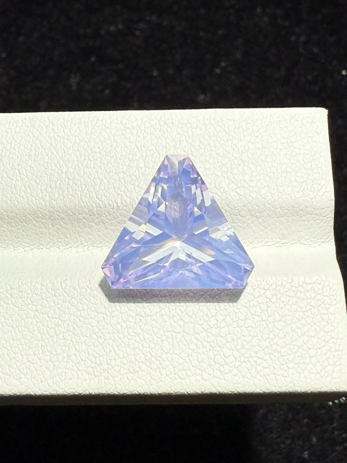 【高端珠宝】天然极美浪漫薰衣草紫晶裸石
重量: 6.945ct  规格: 13.4*13.2*8.5毫米
精湛切工，满身火彩
台面大，实物更美，可以代镶嵌设计。