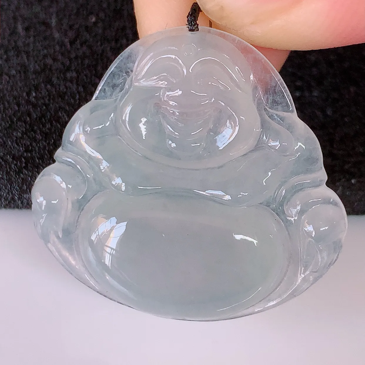 自然光实拍，冰种翡翠佛公吊坠，水灵起胶，翠色迷人，佛公在心中，一生平安，饱满圆润，开怀大笑佛公，配戴灵气十足！#57.26