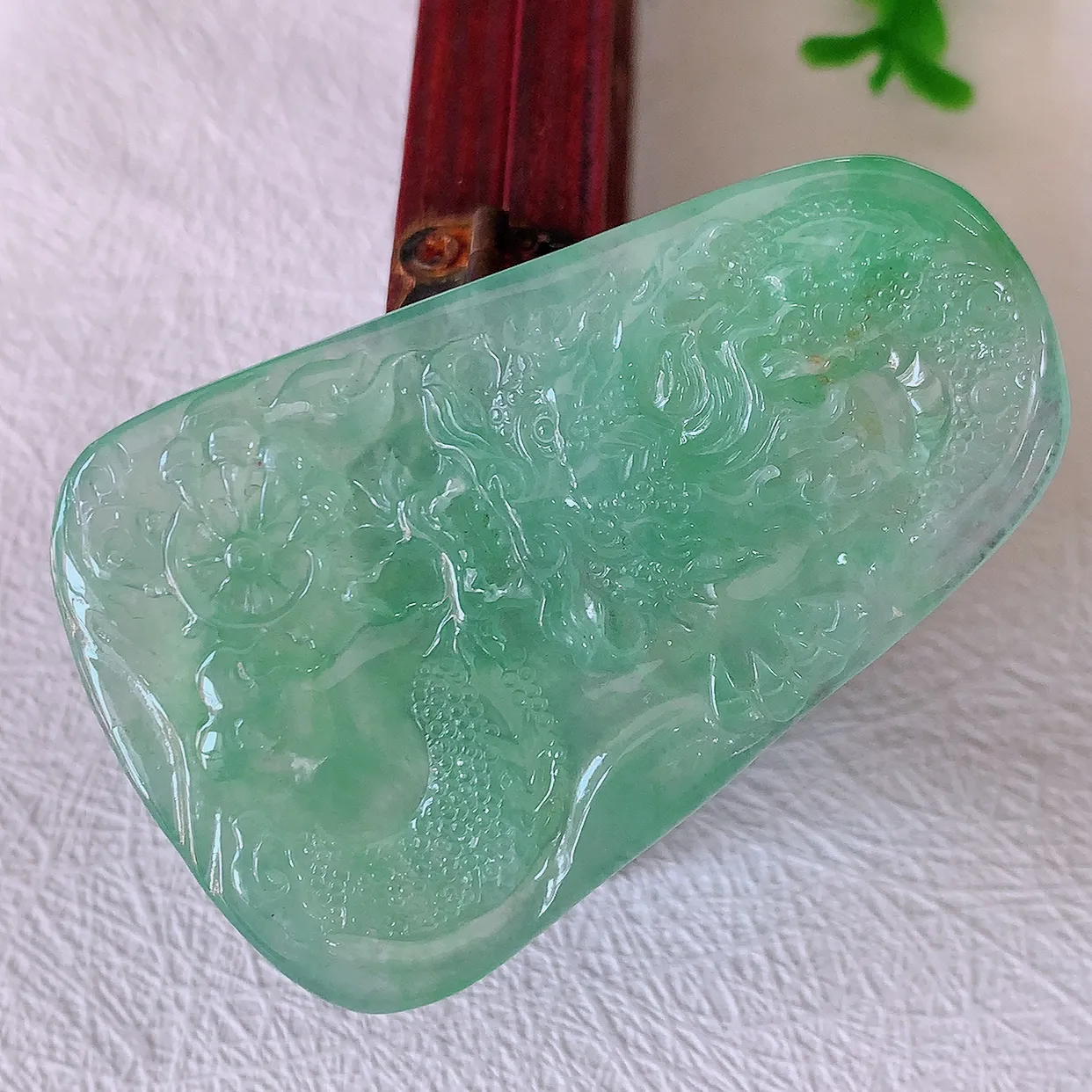 自然光实拍，精雕冰种满绿翡翠龙牌吊坠，龙行天下，雕工立体精湛，翡翠龙牌，种老水足，配戴霸气时尚，值得收藏!#60.26