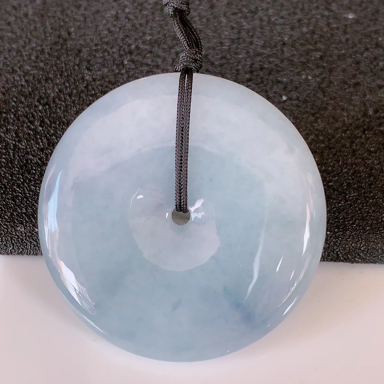 自然光实拍，水润紫罗兰翡翠平安扣吊坠，品相佳，美感十足，寓意平平安安，平安扣佩戴精美时尚！#41.2