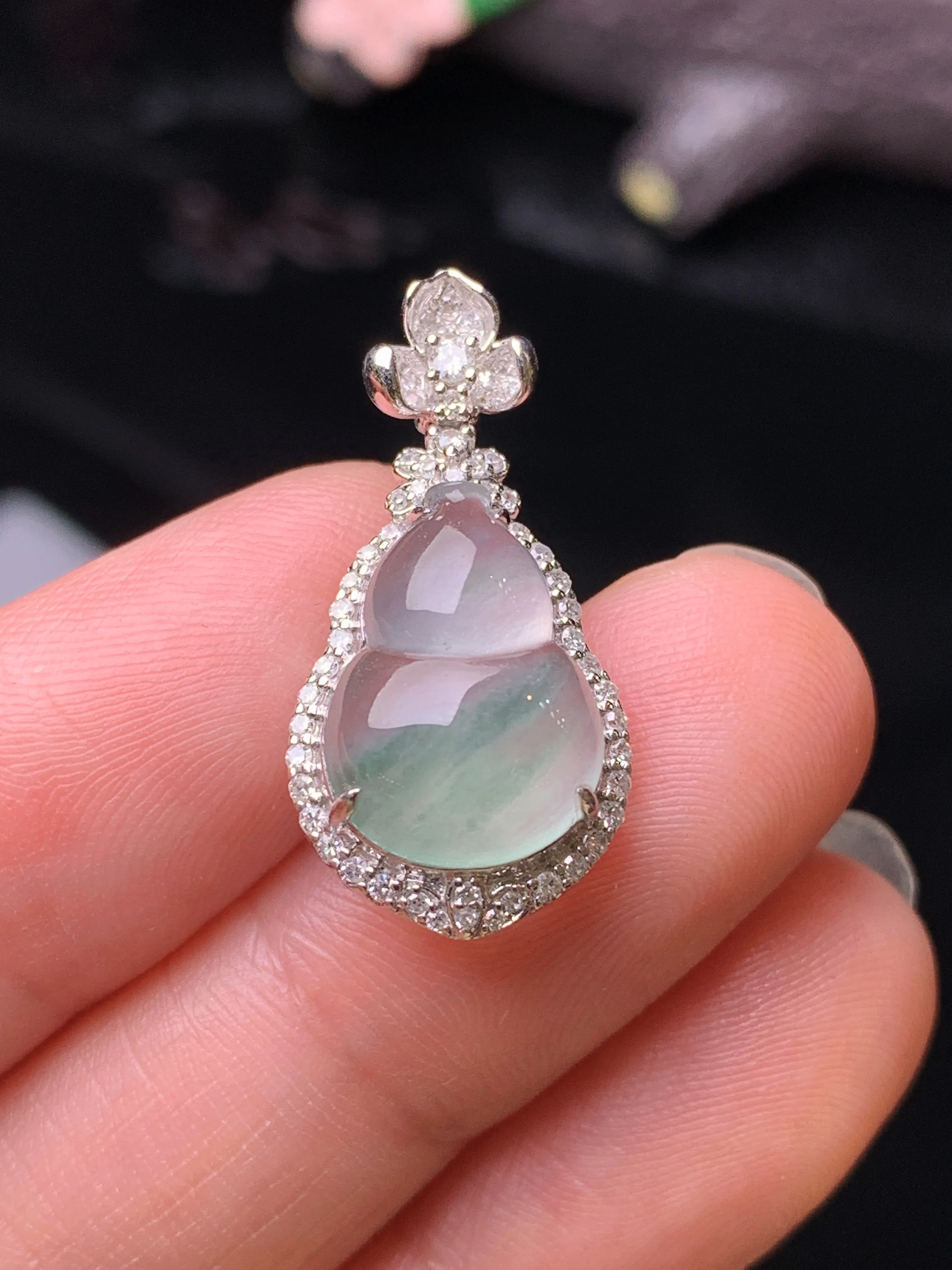 18k金钻镶嵌冰种飘绿葫芦吊坠 玉质细腻 色泽清新艳丽 整体尺寸25*12.2*7.8