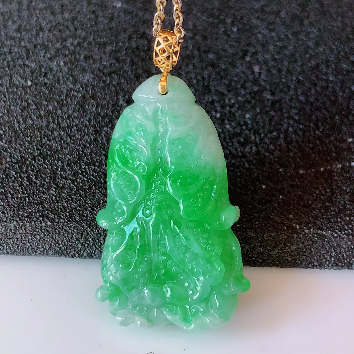 18K金镶嵌冰飘绿翡翠招百财白菜吊坠，百财聚来，财源滚滚，色泽鲜艳，精工水润的白菜，性价比高！#1.26