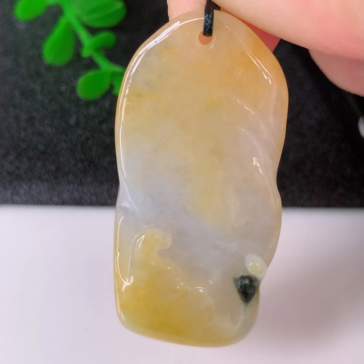 自然光实拍，特色冰润黄翡悟道吊坠，翡翠悟道寓意“祥和，安宁，吉祥，幸福”，佩戴效果优雅迷人，性价比超高！#60.24