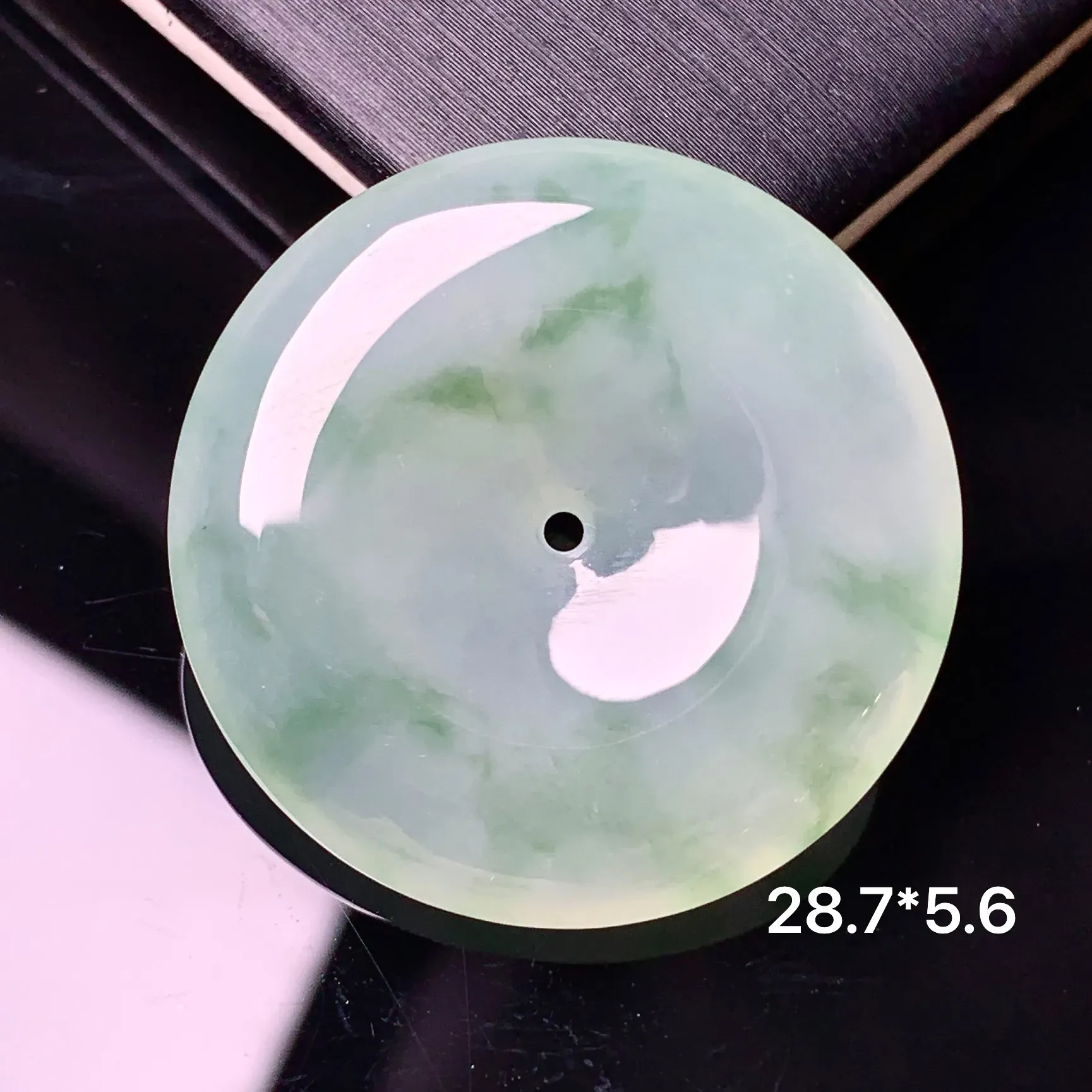 冰种飘绿平安扣吊坠 玉质细腻 色泽清新艳丽 整体尺寸28.7*5.6