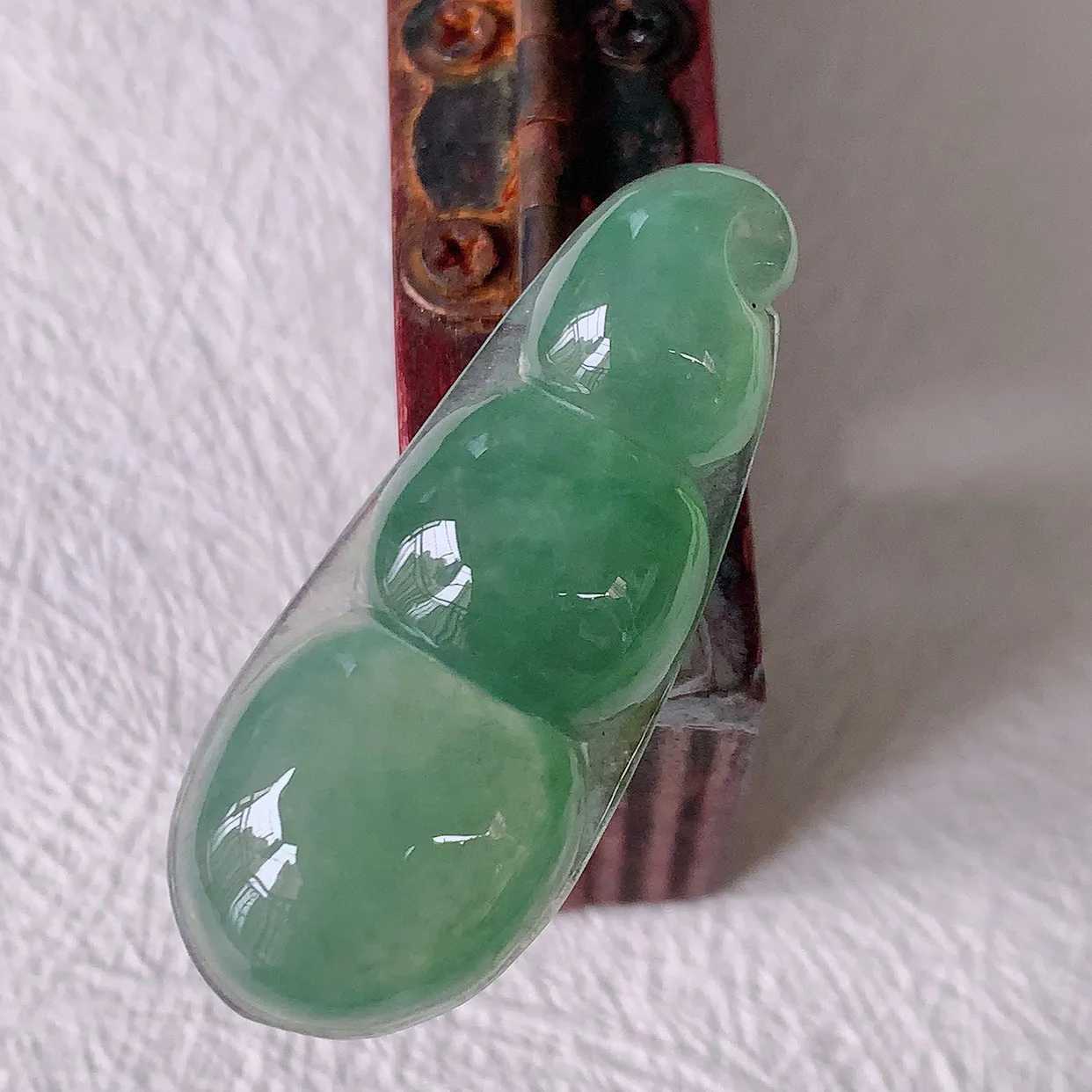 自然光实拍，冰种满绿翡翠四季豆吊坠，平安豆福豆玉坠，冰润通透，豆粒饱满，寓意：豆蔻年华！#57.24