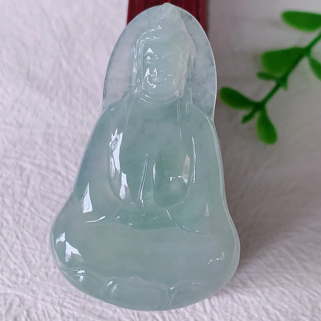 自然光实拍，冰种翡翠观音菩萨吊坠，净瓶观音，冰透亮泽，美观亮丽，观音面相端庄#46.24