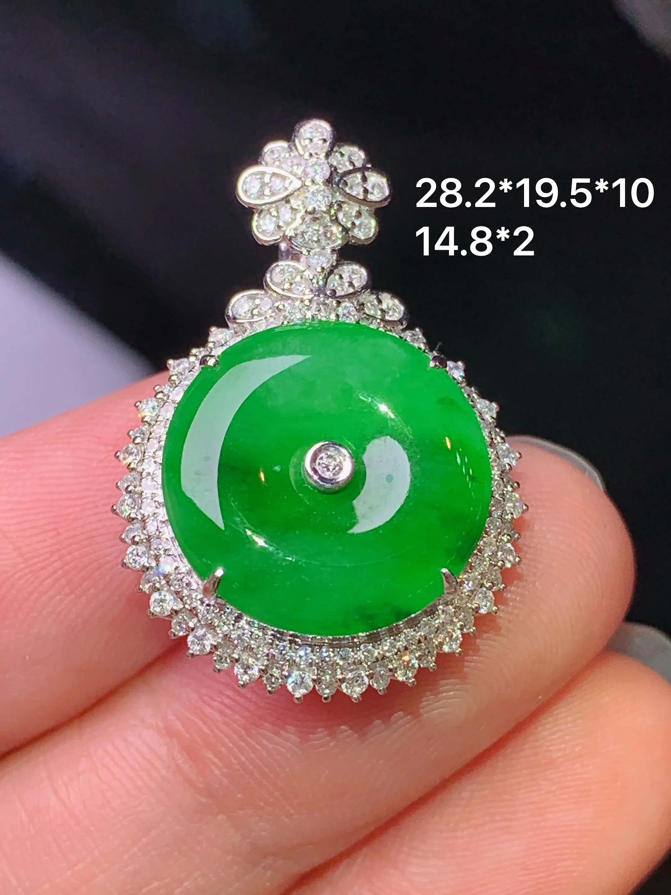 18k金钻镶嵌满绿平安扣吊坠 玉质细腻 色泽清新艳丽 整体尺寸28.2*19.5*10