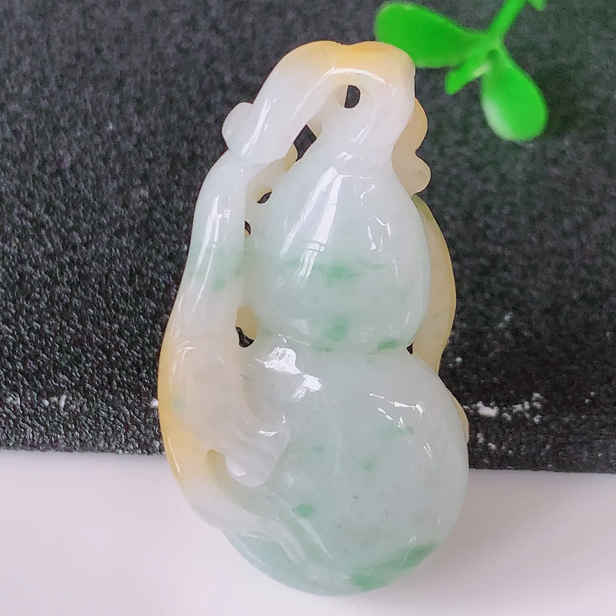 自然光实拍，冰润黄加绿翡翠葫芦吊坠，葫芦寓意福禄双全，财源滚滚，饱满，清新脱俗，佩戴效果优雅迷人！#60.24