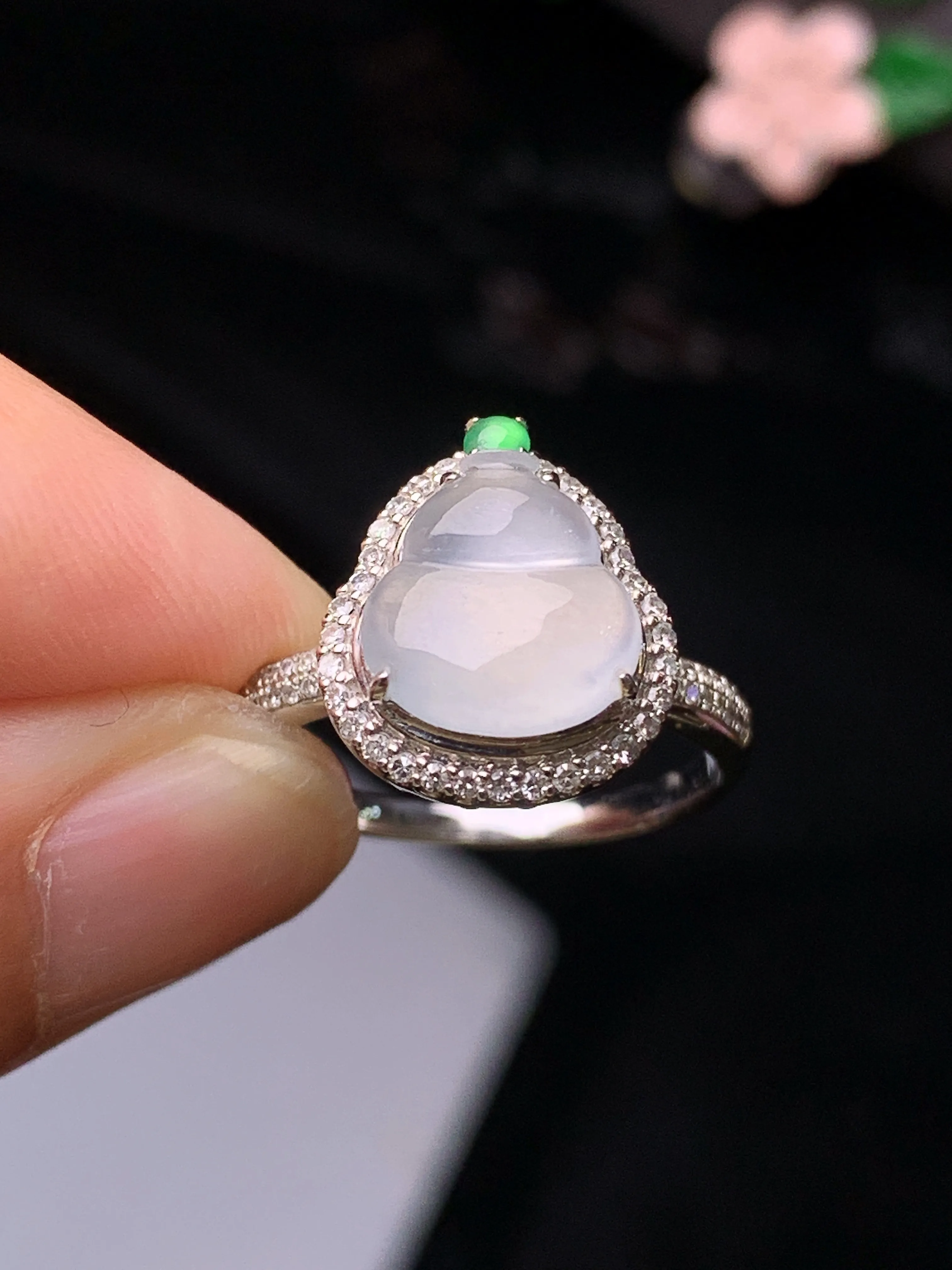 18k金钻镶嵌冰种葫芦戒指 玉质细腻 色泽清新艳丽 圈口13 整体尺寸13.2*12*8.6