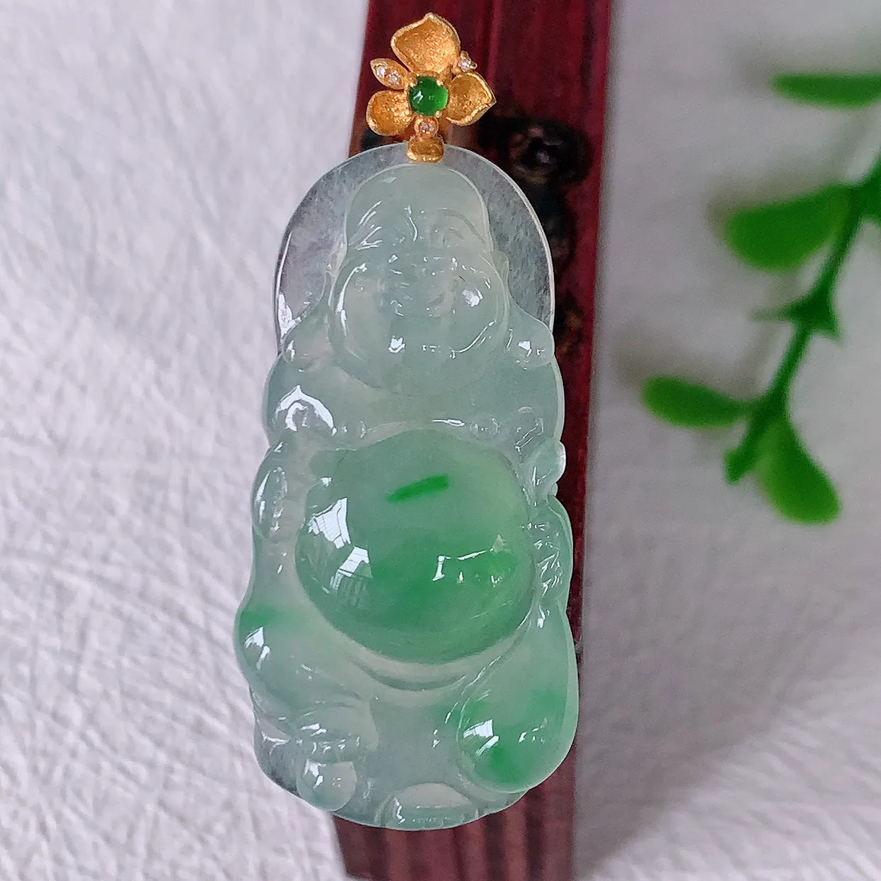 自然光实拍，18K金镶嵌冰种飘绿翡翠逍遥布袋佛吊坠，代代有钱，水足丰盈，盈满欢喜，配戴送礼佳品！#1.24整体37.5裸石31.8*15.5*5.8
