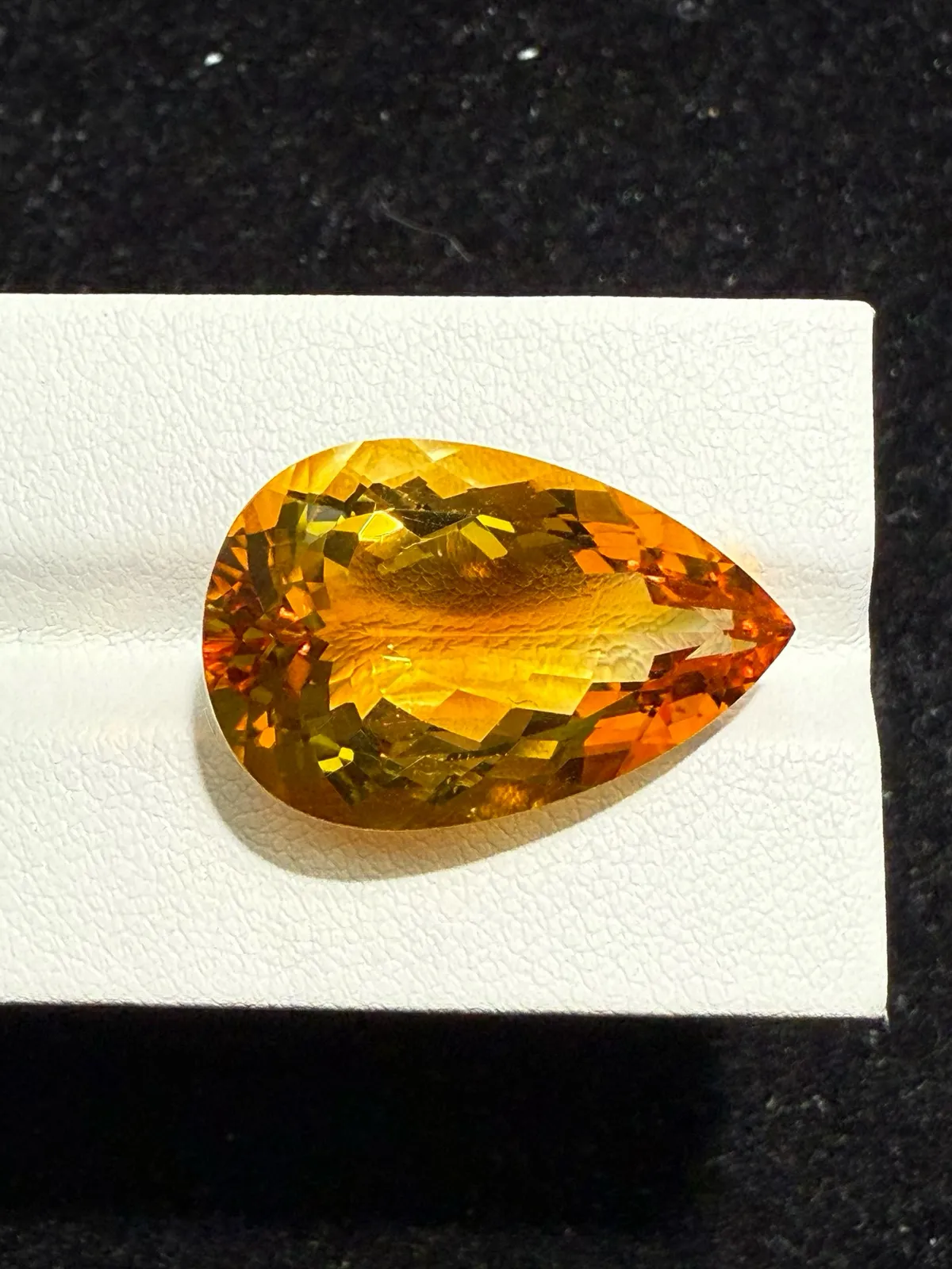 【高端珠宝】天然极美巴西暴力黄水晶裸石
重量: 21.29ct  规格: 24.4*15.6*10.3毫米
精湛切工，满身火彩
台面大，实物更美，可以代镶嵌设计。