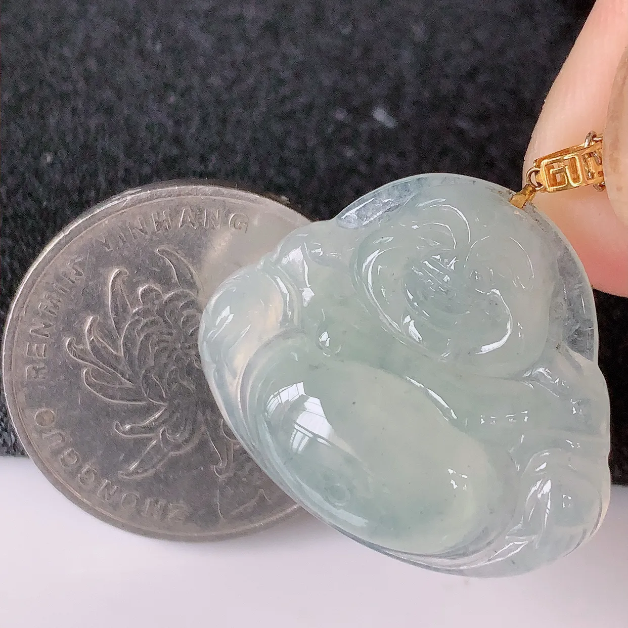 自然光实拍，18K金镶嵌冰种翡翠玉佛公吊坠，款式新颖，佩戴效果时尚出众，尽显气质，玉质细腻，美感十足。#41.24整体28裸石26.5*22.5*5.2