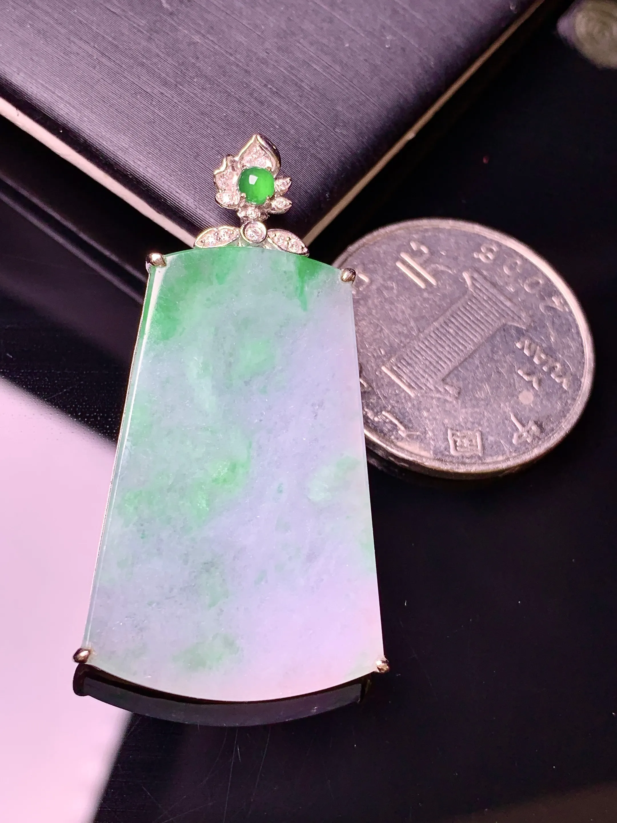 18k金钻镶嵌飘绿无事牌吊坠 玉质细腻 色泽清新艳丽 整体尺寸43.2*22.3*4.2