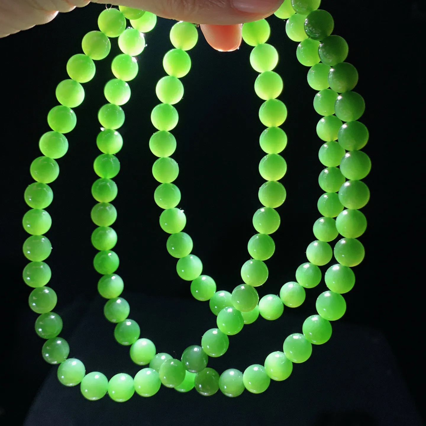 和田玉阳绿俄罗斯碧玉108佛珠项链。单颗尺寸8！玉质细腻油润。手推出油。佩戴高端典雅。lt251225