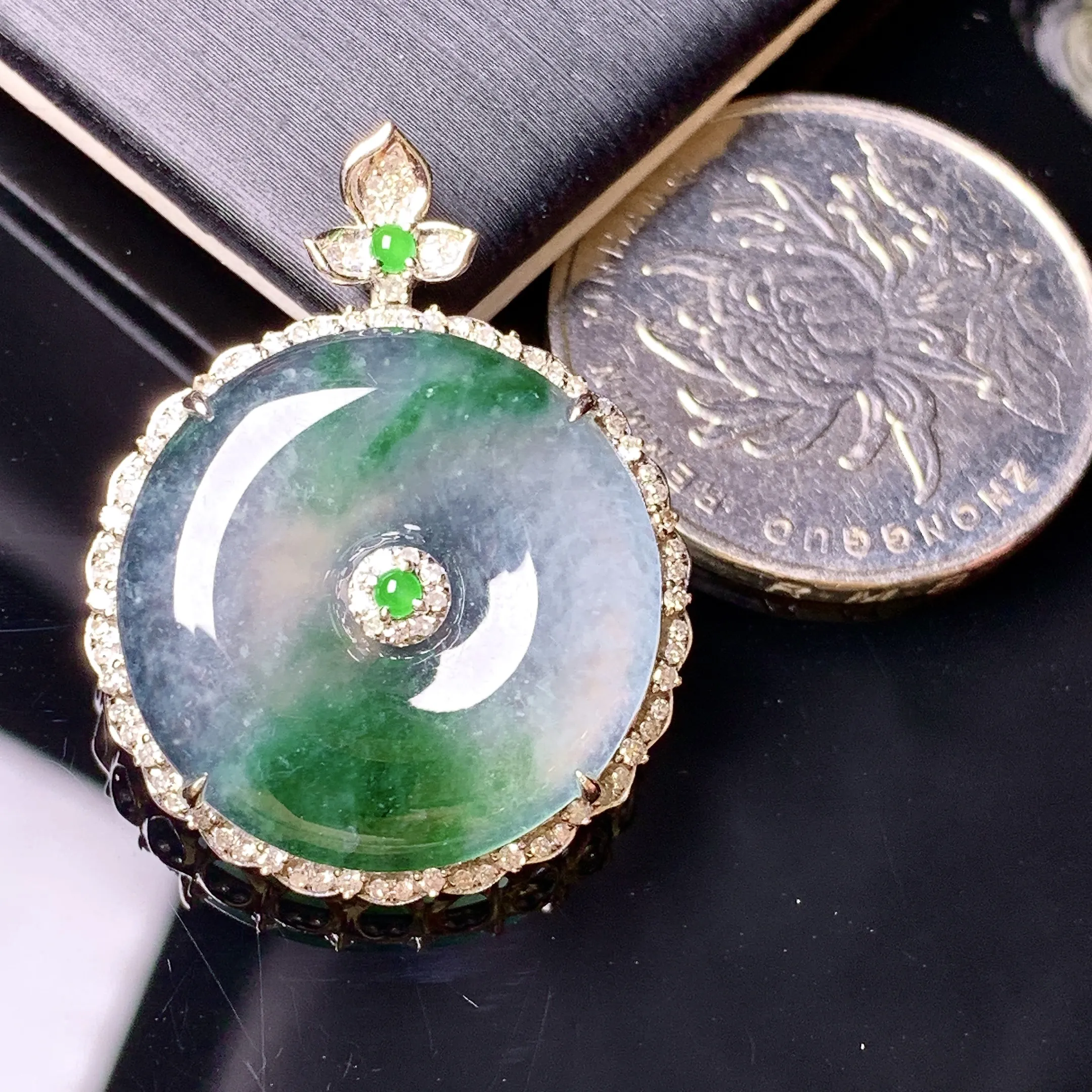 18k金镶嵌冰种飘绿平安扣吊坠 玉质细腻 色泽清新艳丽 整体尺寸30*23.5*6.3