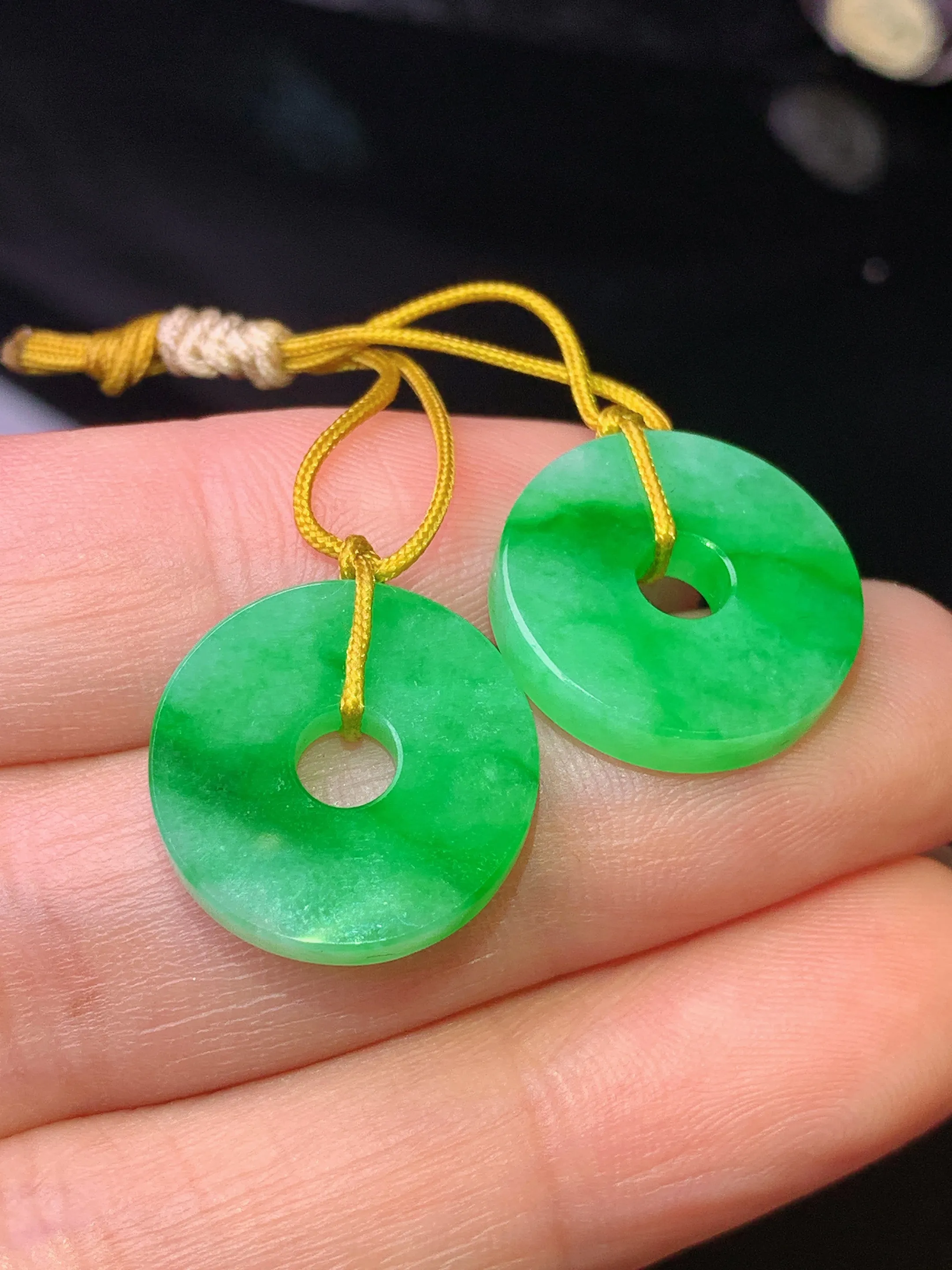 满绿平安扣一对 玉质细腻 色泽清新艳丽 整体尺寸16*2.8