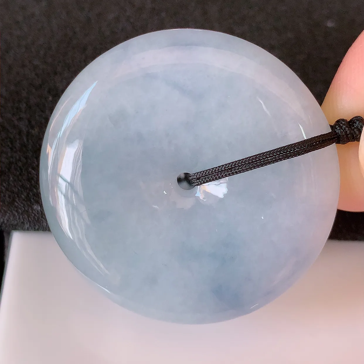 自然光实拍，水润紫罗兰翡翠平安扣吊坠，品相佳，美感十足，寓意平平安安，平安扣佩戴精美时尚！#41.26