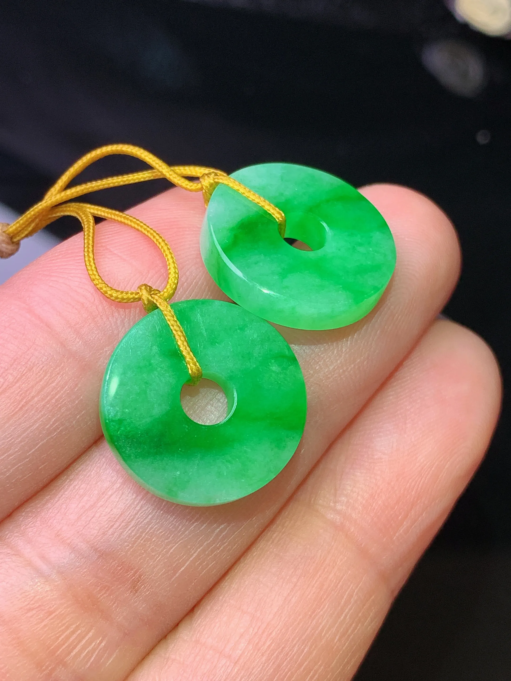 满绿平安扣一对 玉质细腻 色泽清新艳丽 整体尺寸16*2.8