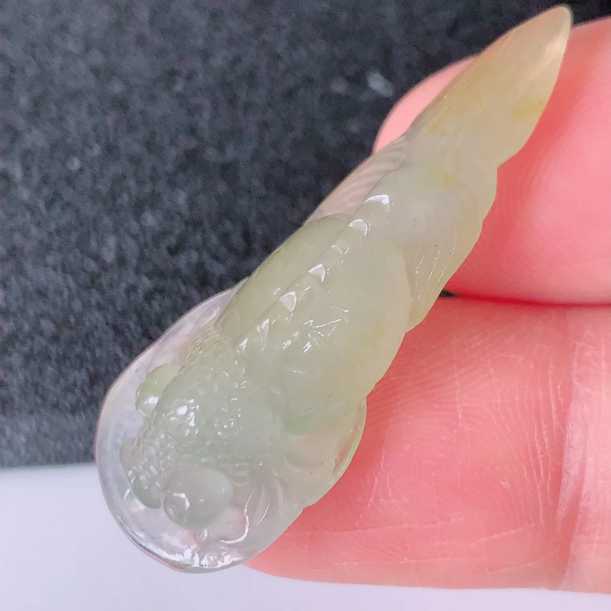 自然光实拍，冰种黄翡翡翠年年有余，自由自在玉吊坠，寓意财源广进，雕工婉约，栩栩如生，佩戴优雅迷人！#81.24