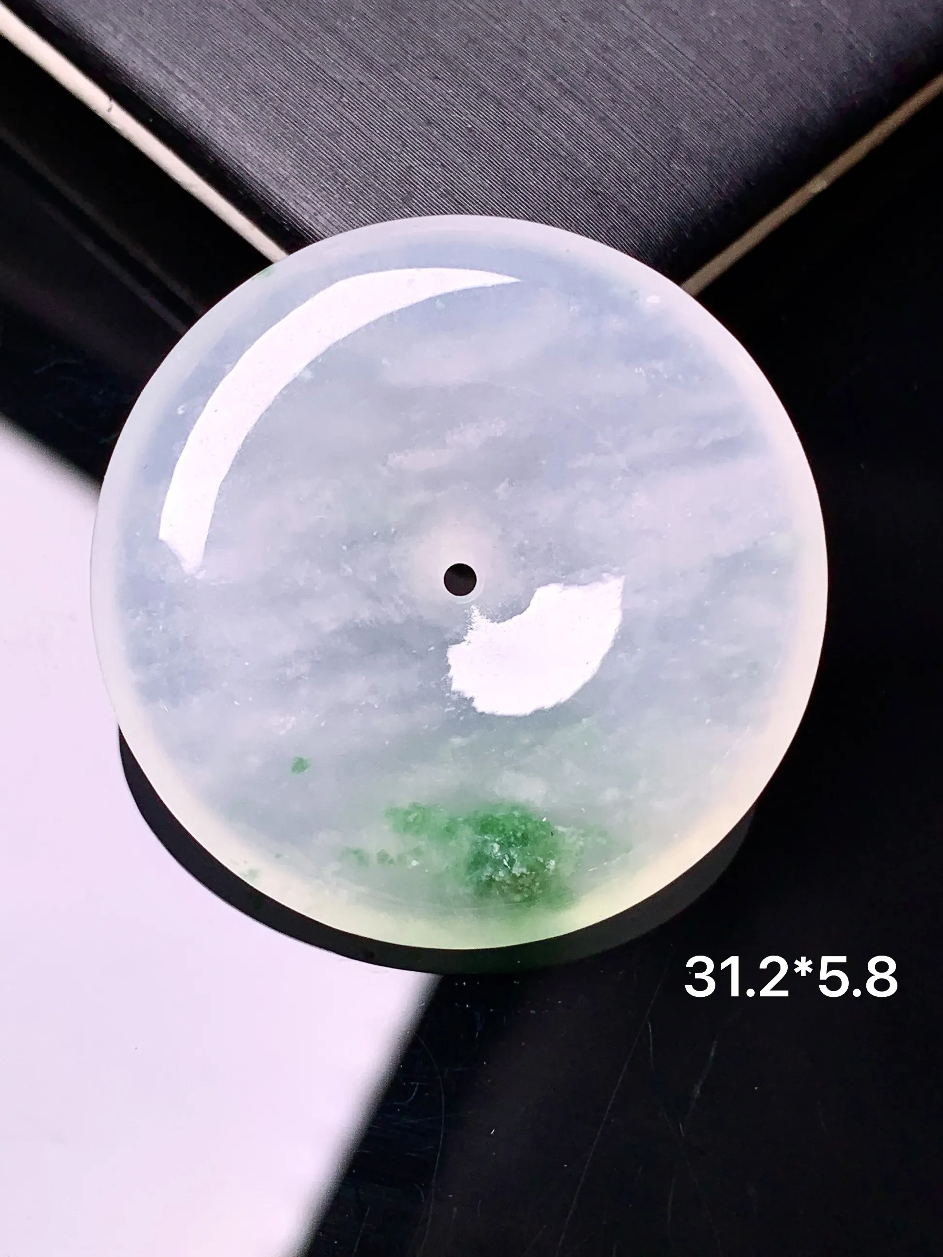 冰种飘绿平安扣吊坠 玉质细腻 色泽清新艳丽 整体尺寸31.2*5.8