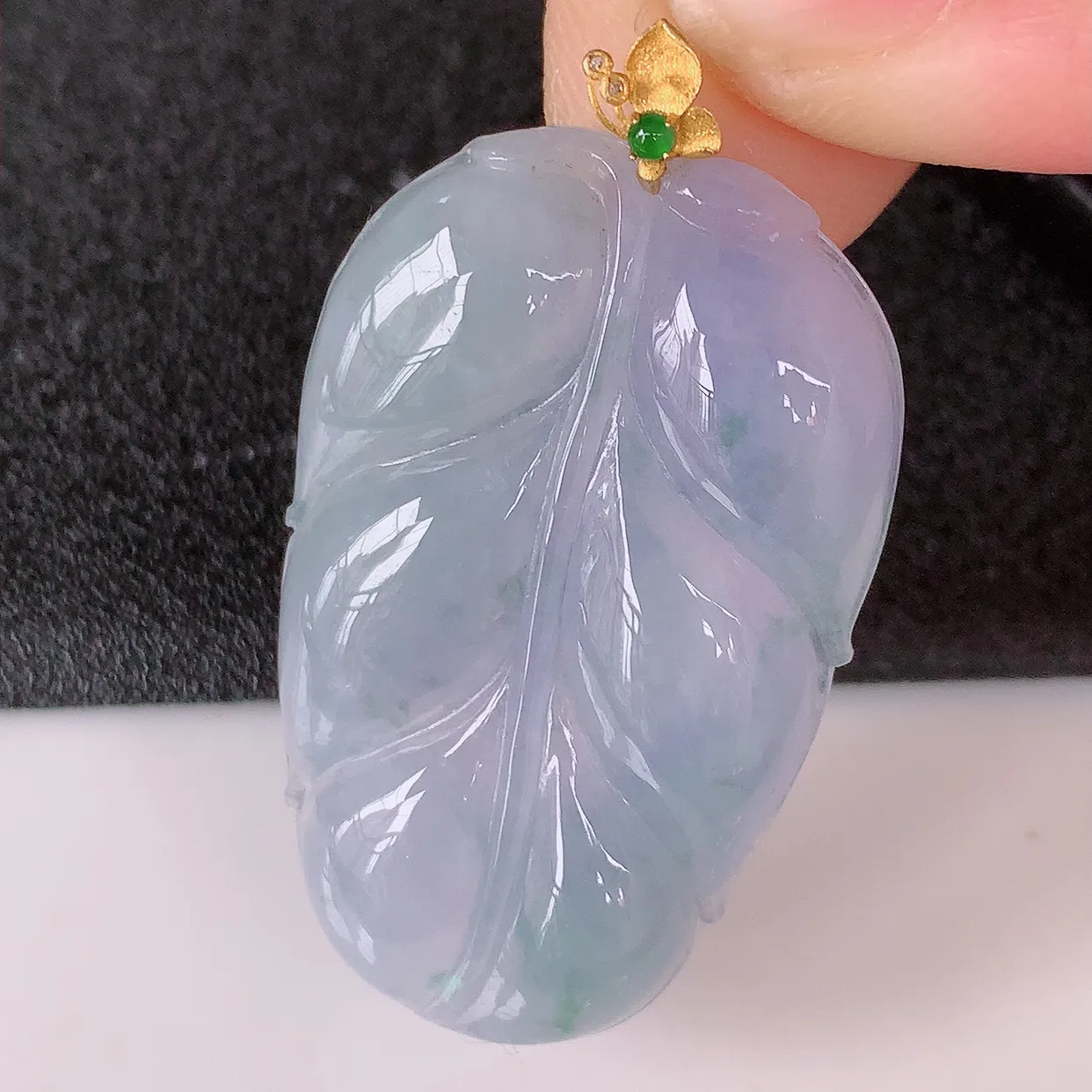 自然光实拍，18K金镶嵌冰种紫罗兰飘花翡翠叶子吊坠，寓意“大业有成，一夜成名，金枝玉叶”水润叶子，翡翠叶子，清秀高雅，性价比超值！#49.24整体43裸石38.8*24.5*5