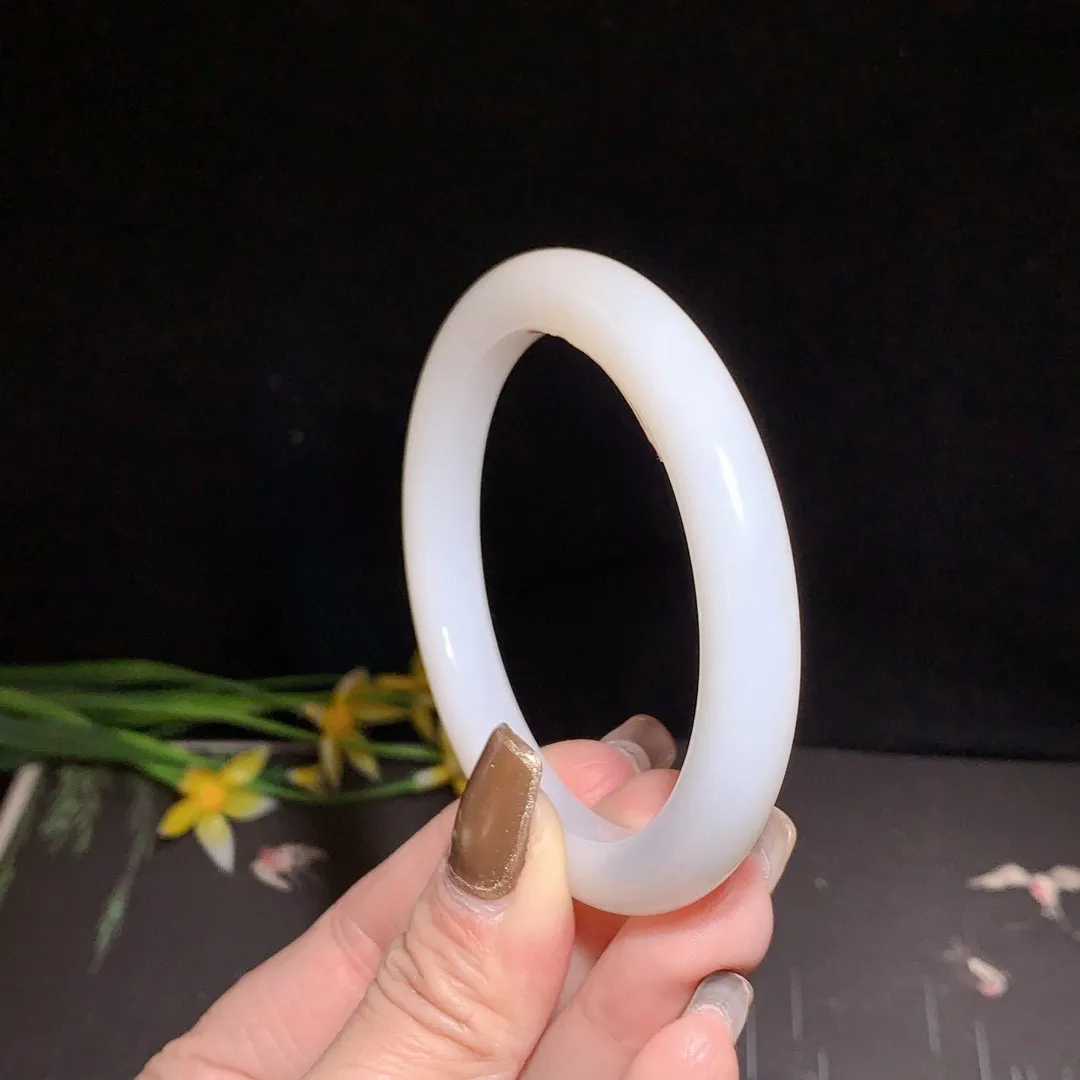 和田玉55圈口羊脂白手镯！玉质细腻油润 底色纯净 无裂无杂 脂粉好，品质高