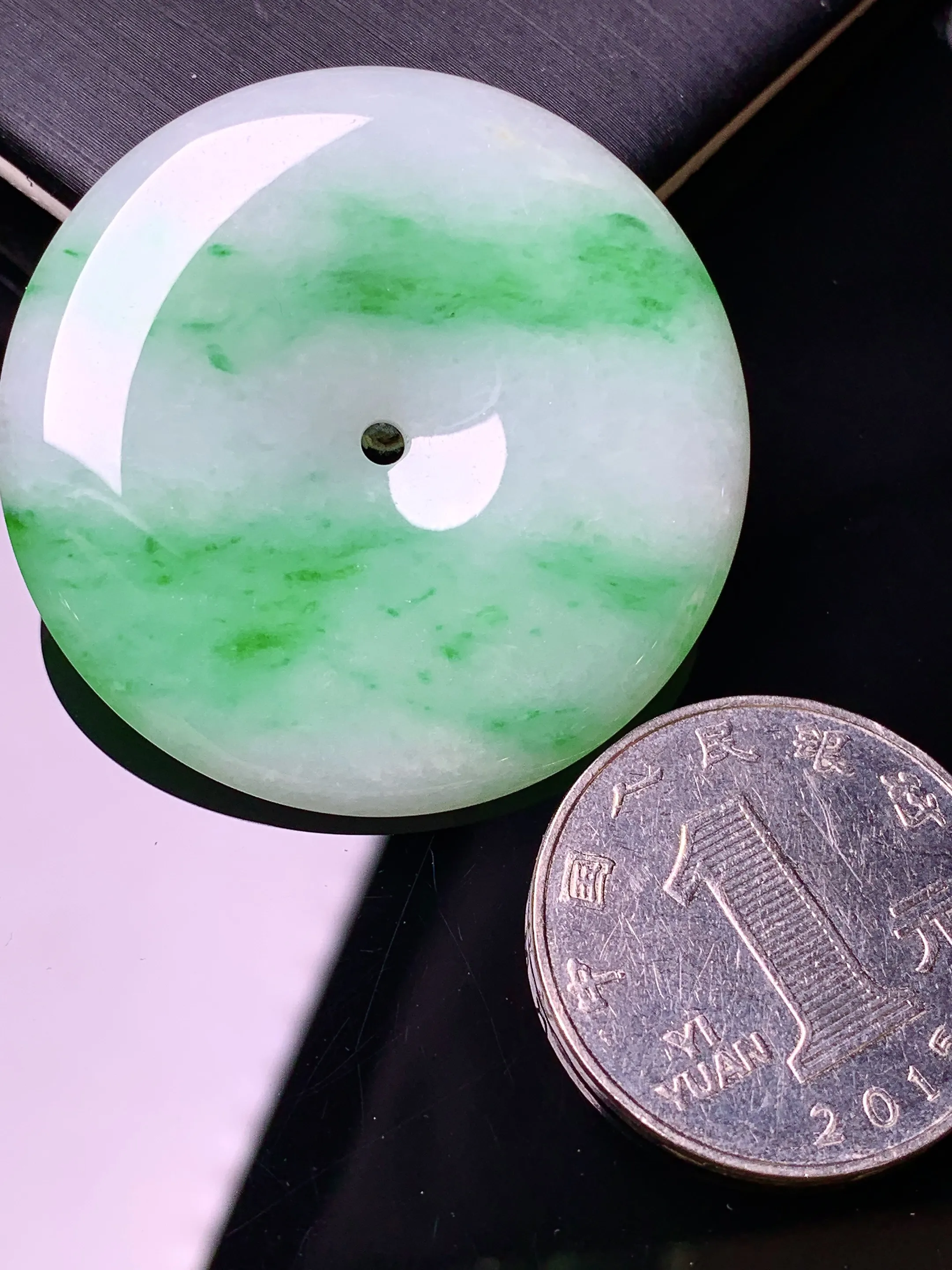 飘绿平安扣吊坠 玉质细腻 色泽清新艳丽 整体尺寸38*5.5