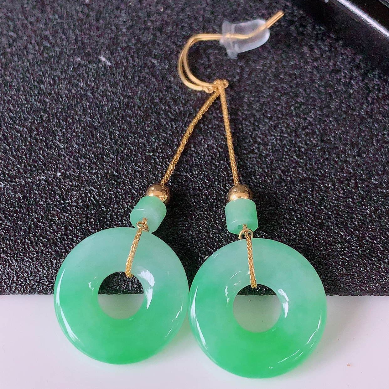 18k金镶嵌冰飘绿翡翠平安扣耳坠，沁人心脾，耳坠佩戴效果大气出众，尽显气质。种水好，胶感足，颜相当漂