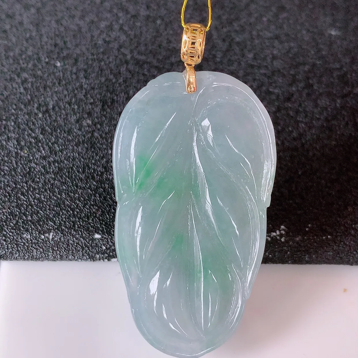 18K金镶嵌冰春带彩翡翠叶子吊坠 ，种水足，色泽清新，工艺精湛，叶子寓意美好；金枝玉叶，事业有成。#35.24