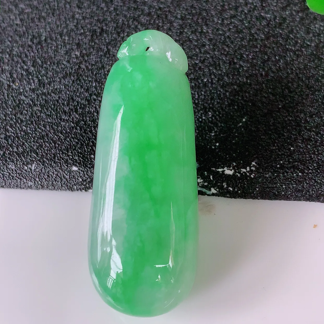 自然光实拍，冰润飘绿翡翠福瓜吊坠，寓意“呱呱来财，福气满满”，冰润且起胶感，佩戴效果优雅迷人！#47.24