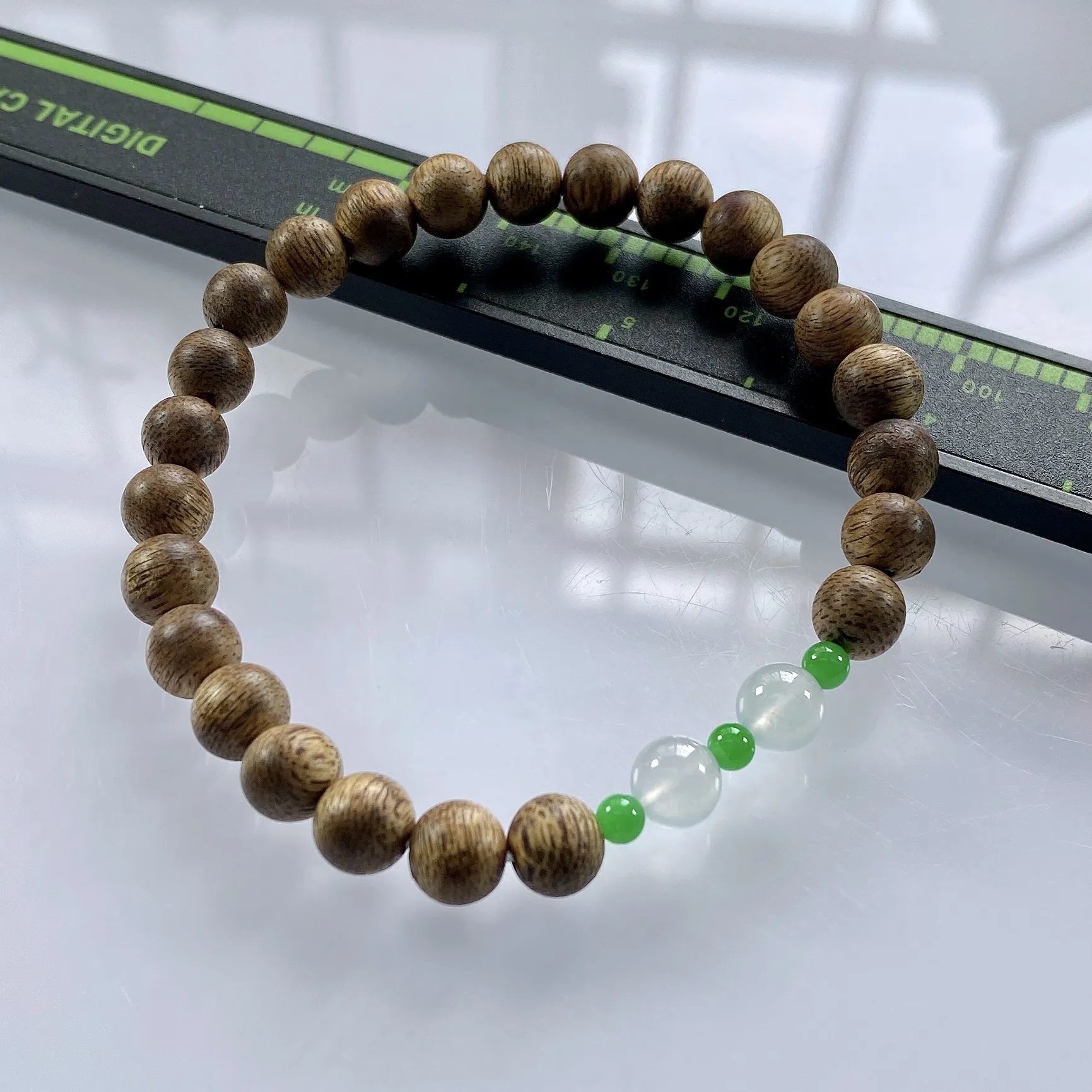 缅甸天然翡翠A货，卡6.2高冰种起光起胶双彩圆珠手串手链，尺寸：大珠6.2mm/2颗，小珠：3.3mm/3颗，重量：2.84g，配饰为沉香木。