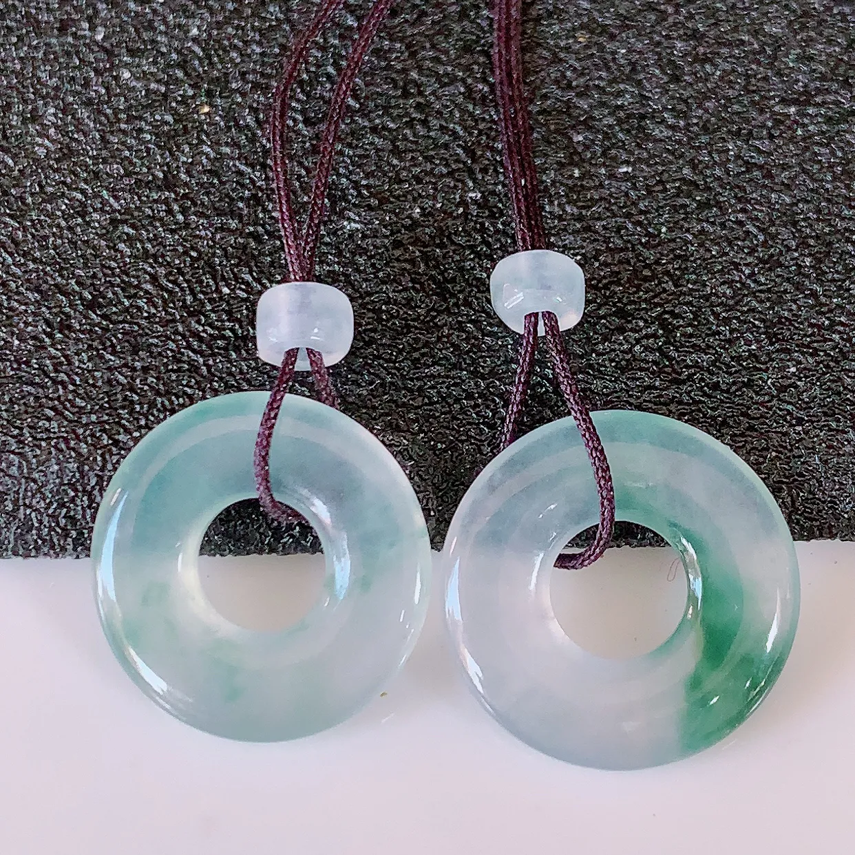 自然光实拍，冰种飘花翡翠一对平安扣耳坠，翠色灵动，玉质细腻，颜色漂亮，品相佳，佩戴佳品！配银线 #1.26尺寸13.2*2.3