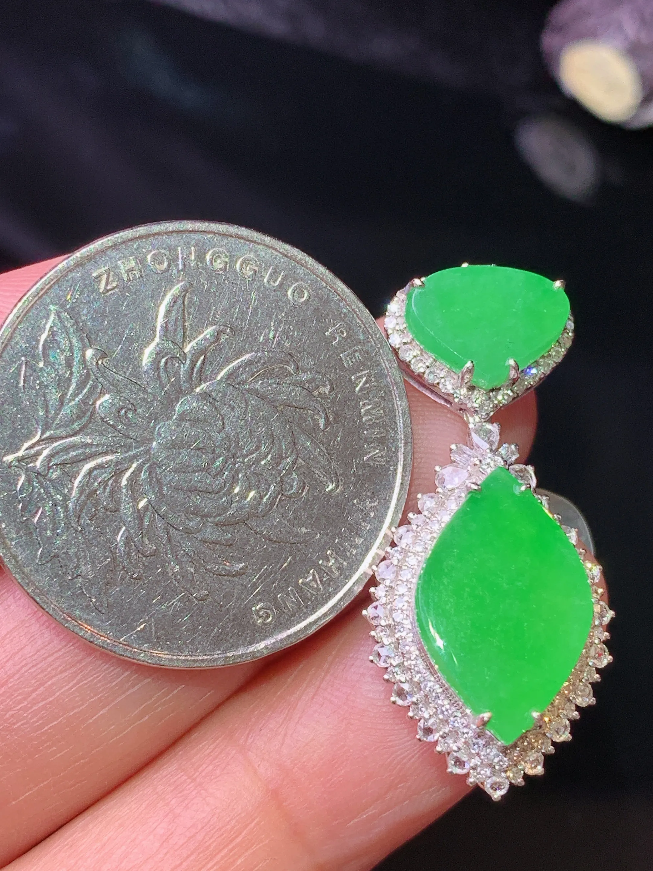 18k金钻镶嵌满绿随形吊坠 玉质细腻 色泽清新艳丽 整体尺寸30.3*14*8.5