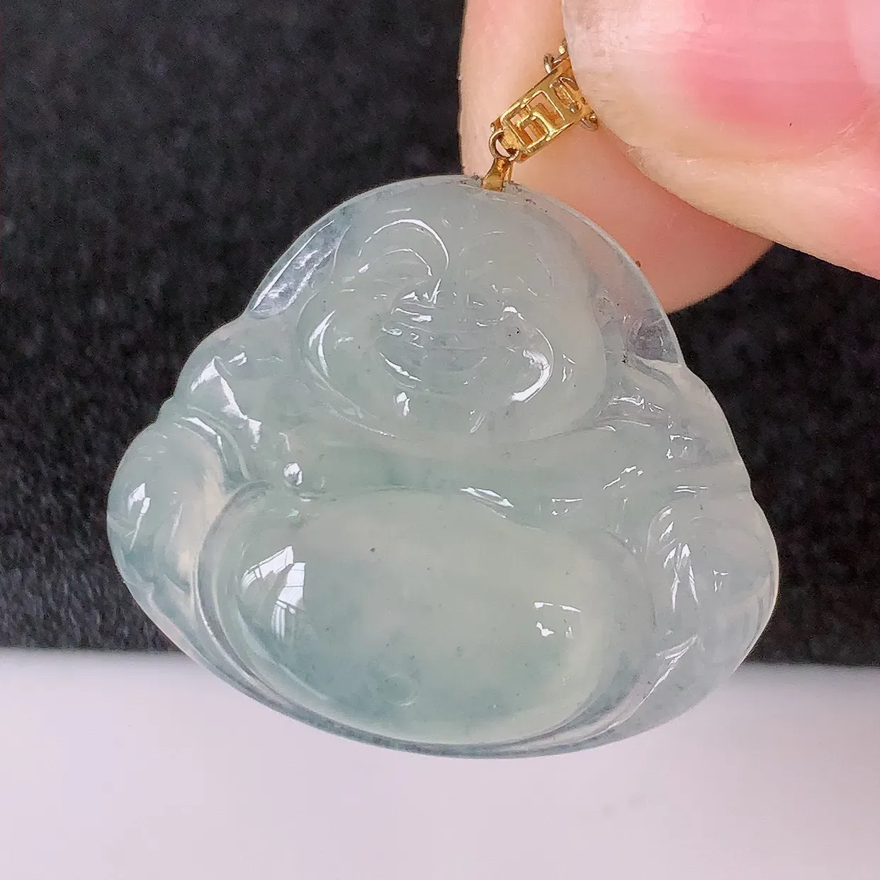 自然光实拍，18K金镶嵌冰种翡翠玉佛公吊坠，款式新颖，佩戴效果时尚出众，尽显气质，玉质细腻，美感十足。#41.24整体28裸石26.5*22.5*5.2