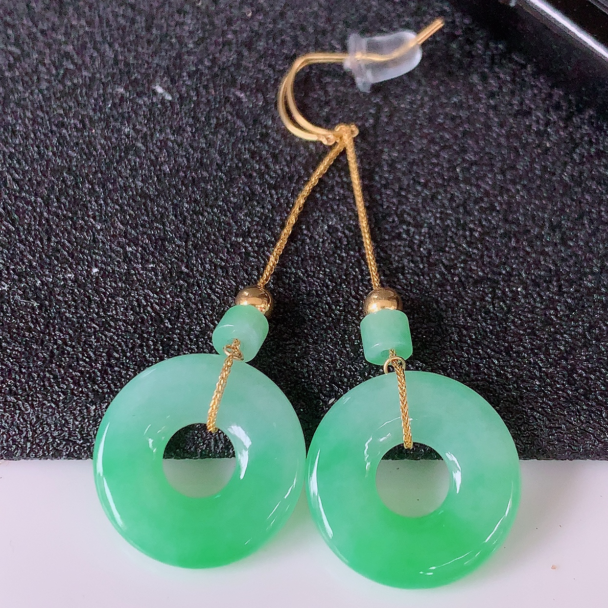 18k金镶嵌冰飘绿翡翠平安扣耳坠，沁人心脾，耳坠佩戴效果大气出众，尽显气质。种水好，胶感足，颜相当漂亮，高性价比，值得入手品鉴！#41.24整体49裸石15-2.8