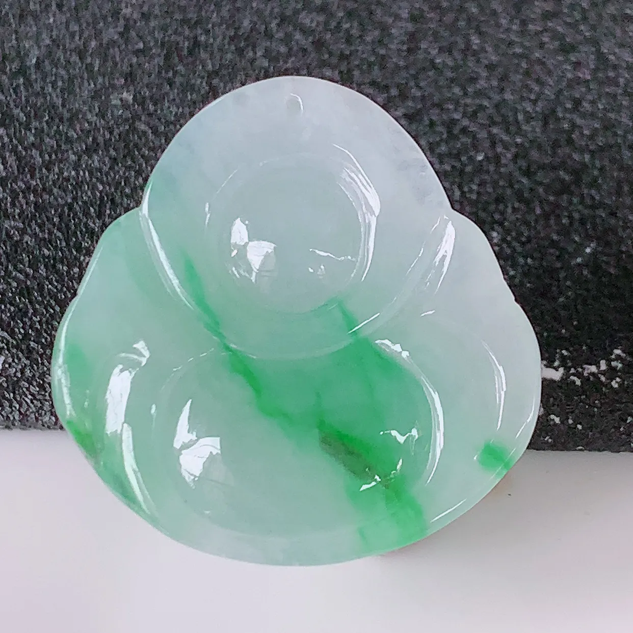 自然光实拍，冰飘绿翡翠佛公吊坠，玉笑佛，饱满，开脸喜庆，配戴优雅迷人！#47.24