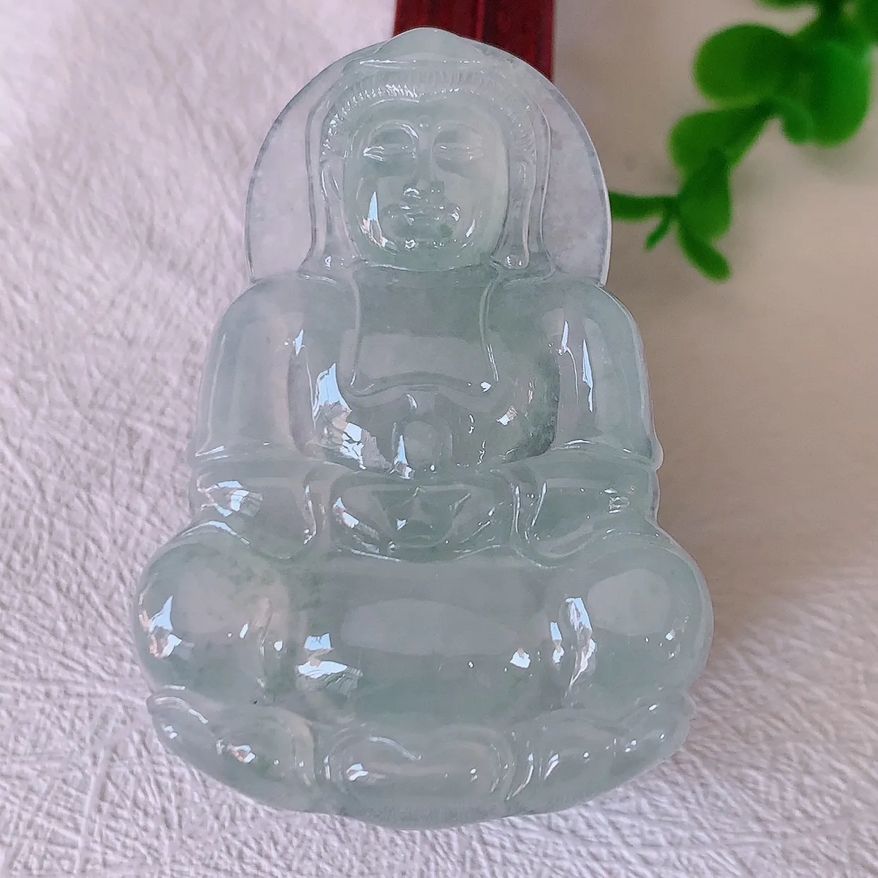 自然光实拍，冰种翡翠正装观音吊坠，赐福翡翠观音，冰透，起强玻璃光泽，观音面相慈祥，雕琢细致，佩戴气质！#60.26