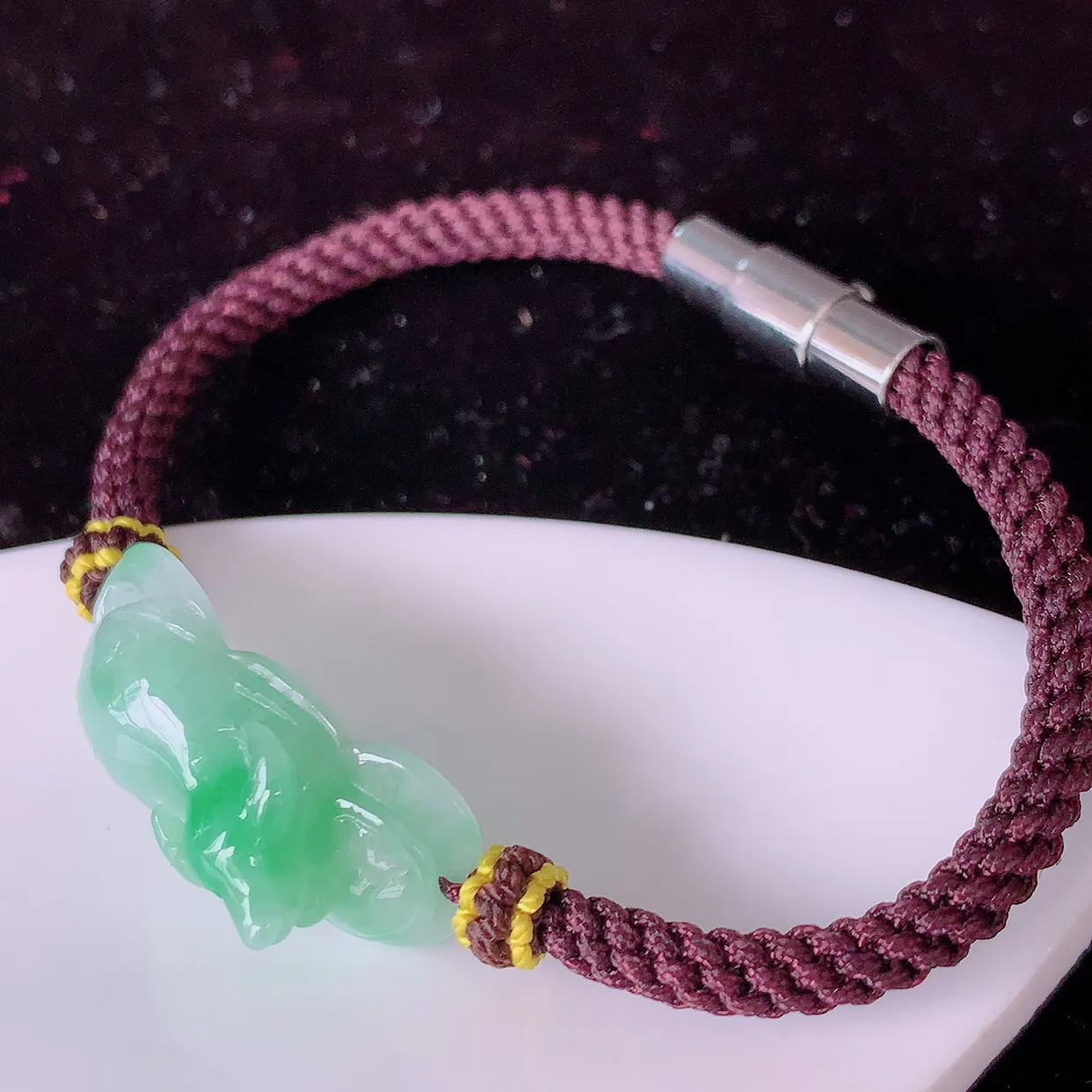 自然光实拍，冰润飘绿翡翠牛气冲天手串手链，种老水足，冰清玉润  颜色漂亮  #81.24取一尺寸26.5*11.5*8.5