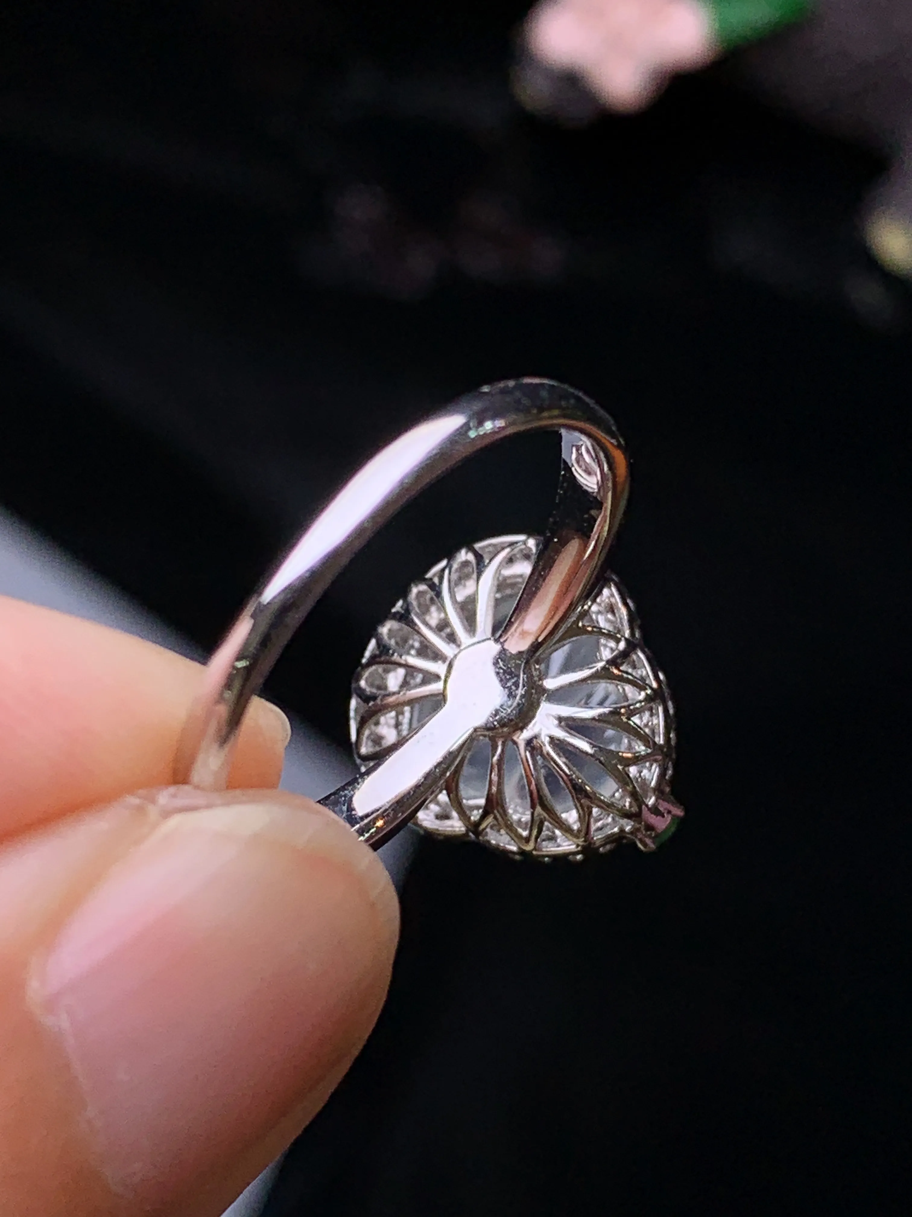 18k金钻镶嵌冰种葫芦戒指 玉质细腻 色泽清新艳丽 圈口13 整体尺寸13.2*12*8.6